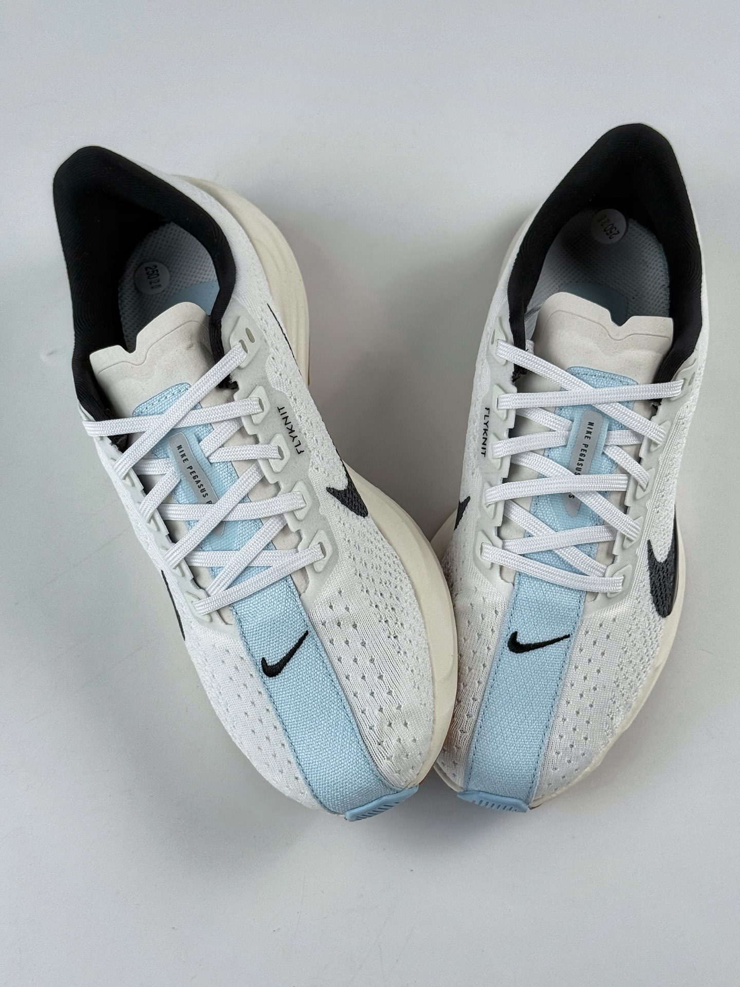 💰200 LY专供 毒版公司货
【NK】Nike Air Zoom Flex Plus Pegasus 白黑
耐克加强版系列低帮马拉松休闲运动慢跑鞋
竞训神鞋飞马Plus回归
采用弹性 Flyknit 飞织鞋面材质
内里嵌入定型海绵
全掌型 ZoomX 泡绵中底
外置防滑耐磨橡胶底片
官方货号：FQ7262 101TK
尺码：36-46
