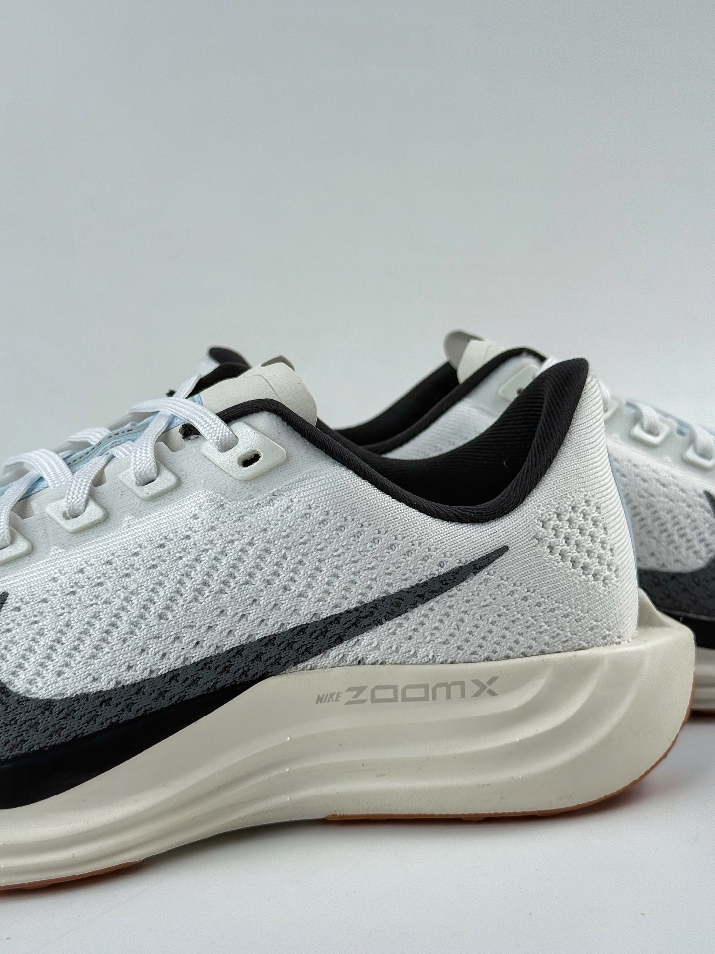 💰200 LY专供 毒版公司货
【NK】Nike Air Zoom Flex Plus Pegasus 白黑
耐克加强版系列低帮马拉松休闲运动慢跑鞋
竞训神鞋飞马Plus回归
采用弹性 Flyknit 飞织鞋面材质
内里嵌入定型海绵
全掌型 ZoomX 泡绵中底
外置防滑耐磨橡胶底片
官方货号：FQ7262 101TK
尺码：36-46