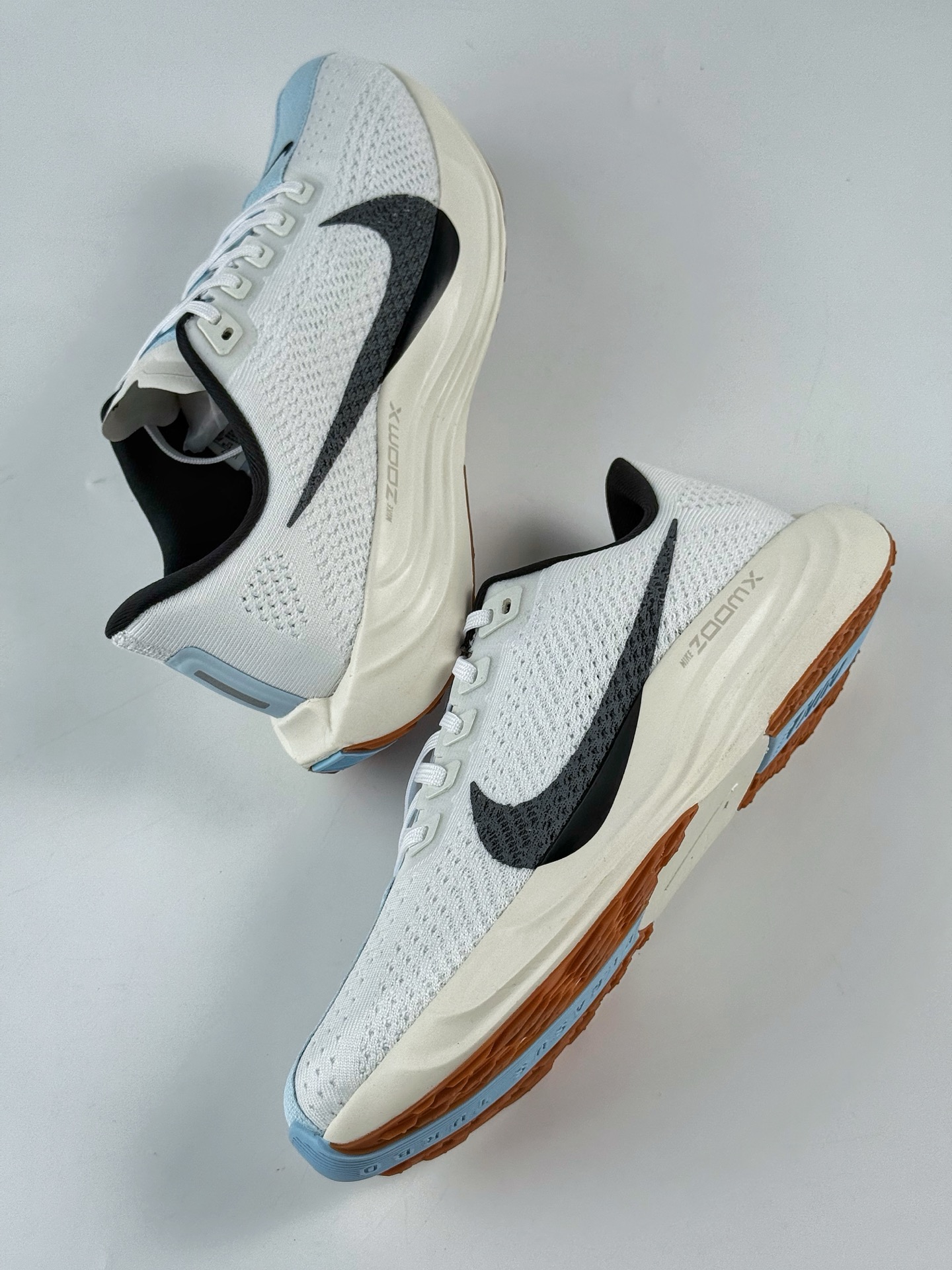 💰200 LY专供 毒版公司货
【NK】Nike Air Zoom Flex Plus Pegasus 白黑
耐克加强版系列低帮马拉松休闲运动慢跑鞋
竞训神鞋飞马Plus回归
采用弹性 Flyknit 飞织鞋面材质
内里嵌入定型海绵
全掌型 ZoomX 泡绵中底
外置防滑耐磨橡胶底片
官方货号：FQ7262 101TK
尺码：36-46