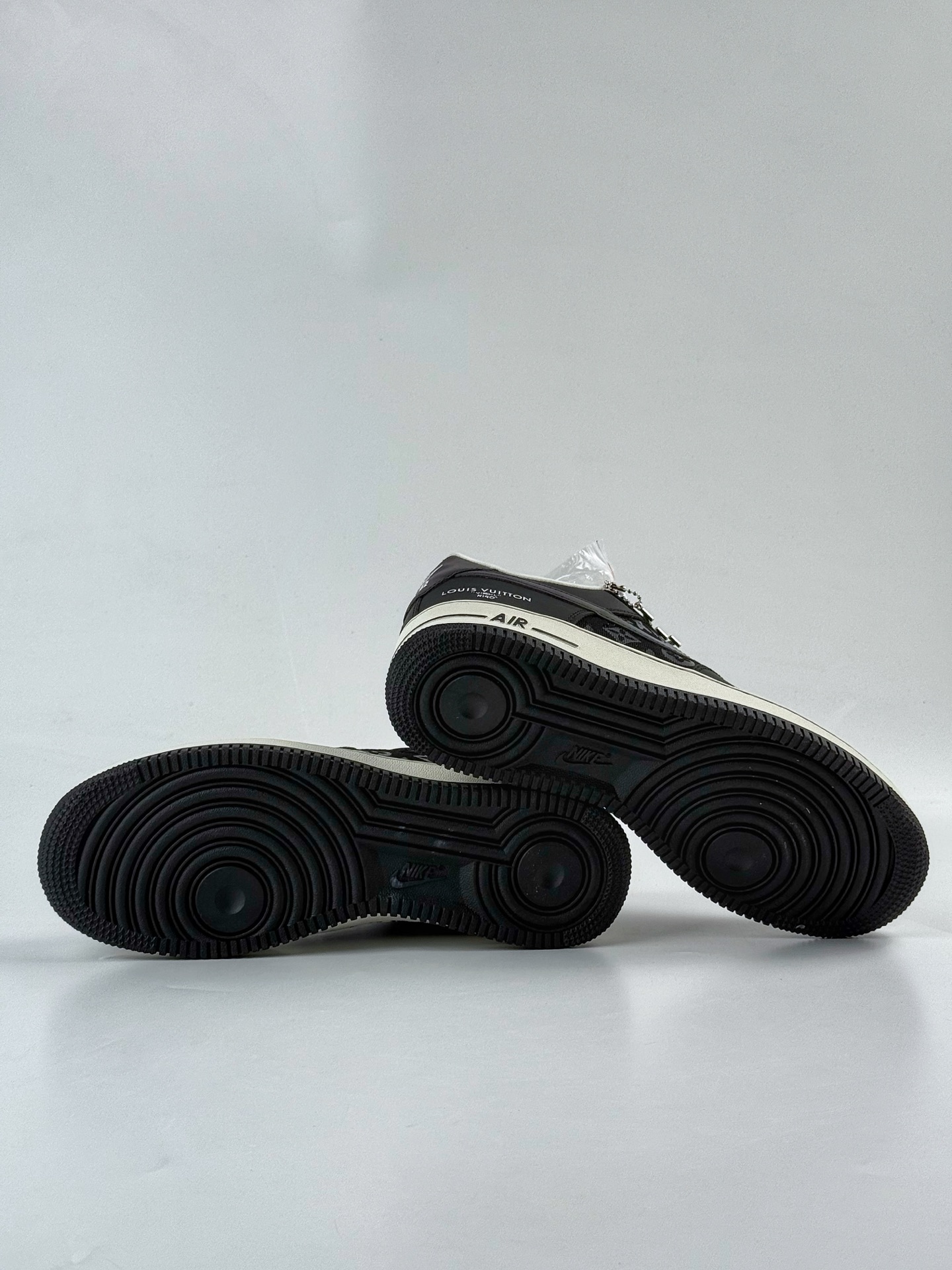260 Nike Air Force 1 Low 07 x Louis Vuitton 镭射渐变黑满天星 SC0601-573