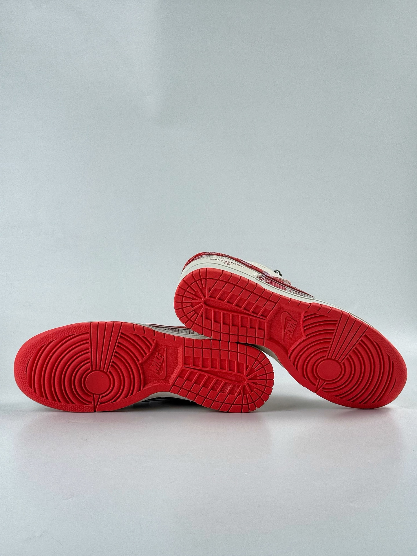 260 NIKE SB Dunk Low RETRO x Louis Vuitton 白红满天星 DS6608-006
