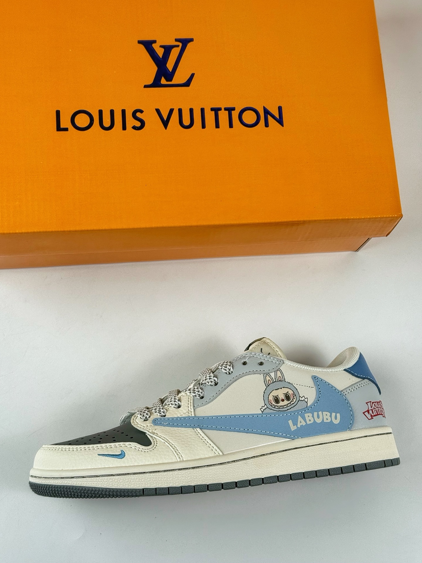 Travis Scott x Nike Air Jordan 1 Low x Louis Vuitton x LABUBU Air Jordan 1 Low 反转白灰蓝小勾满天星倒钩 HS8068-058