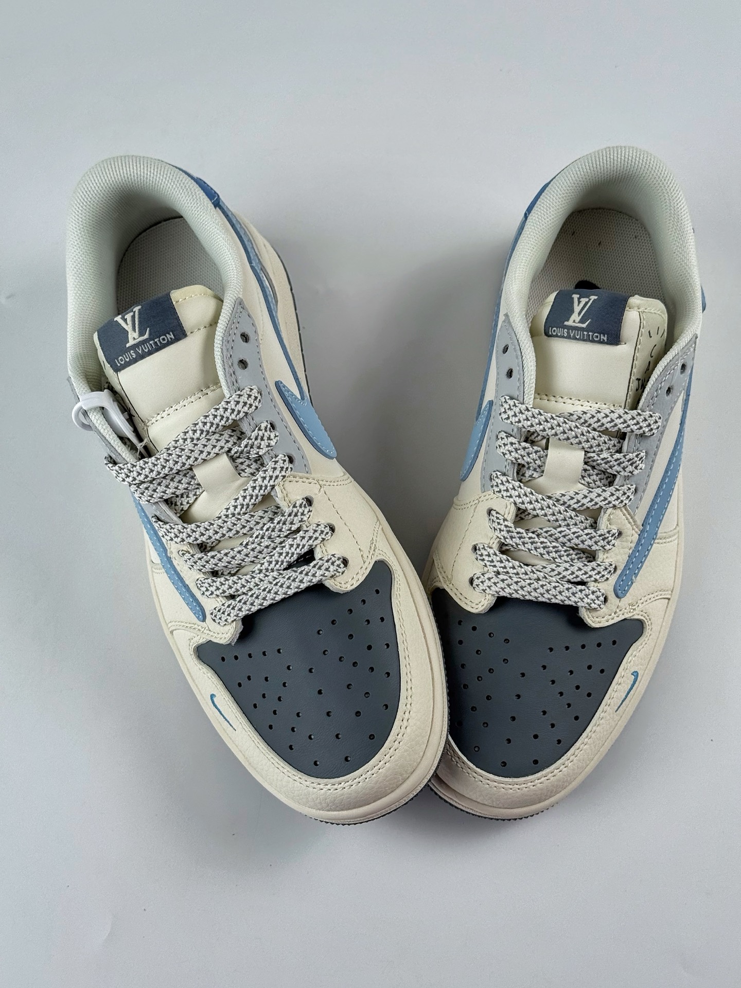 Travis Scott x Nike Air Jordan 1 Low x Louis Vuitton x LABUBU Air Jordan 1 Low 反转白灰蓝小勾满天星倒钩 HS8068-058