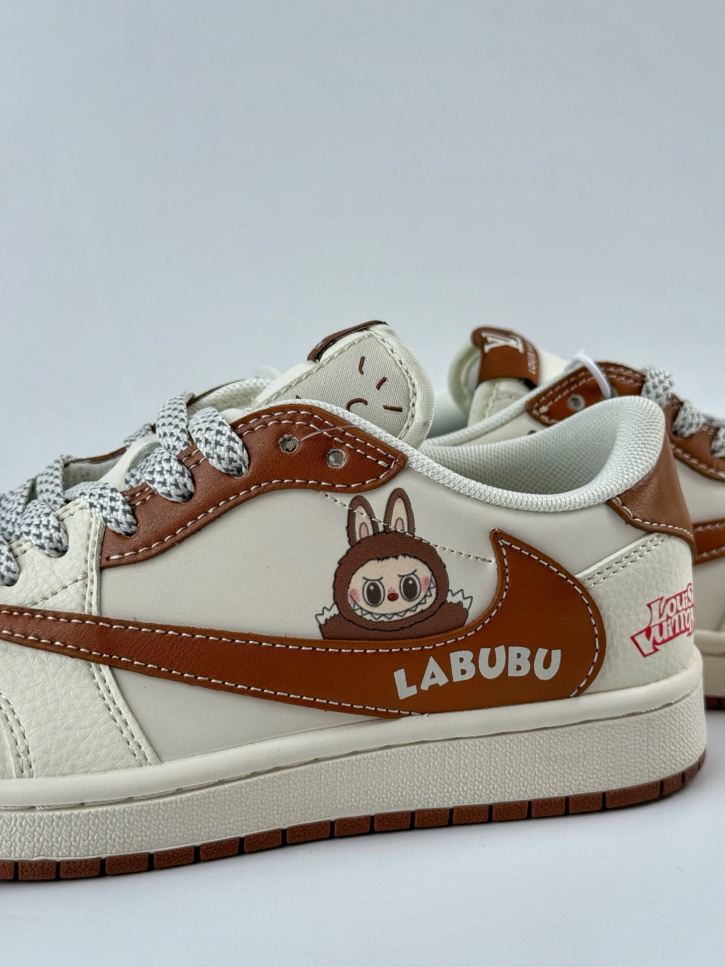 Travis Scott x Nike Air Jordan 1 Low x Louis Vuitton x LABUBU Air Jordan 1 Low 反转白棕小勾满天星倒钩 HS8068-057