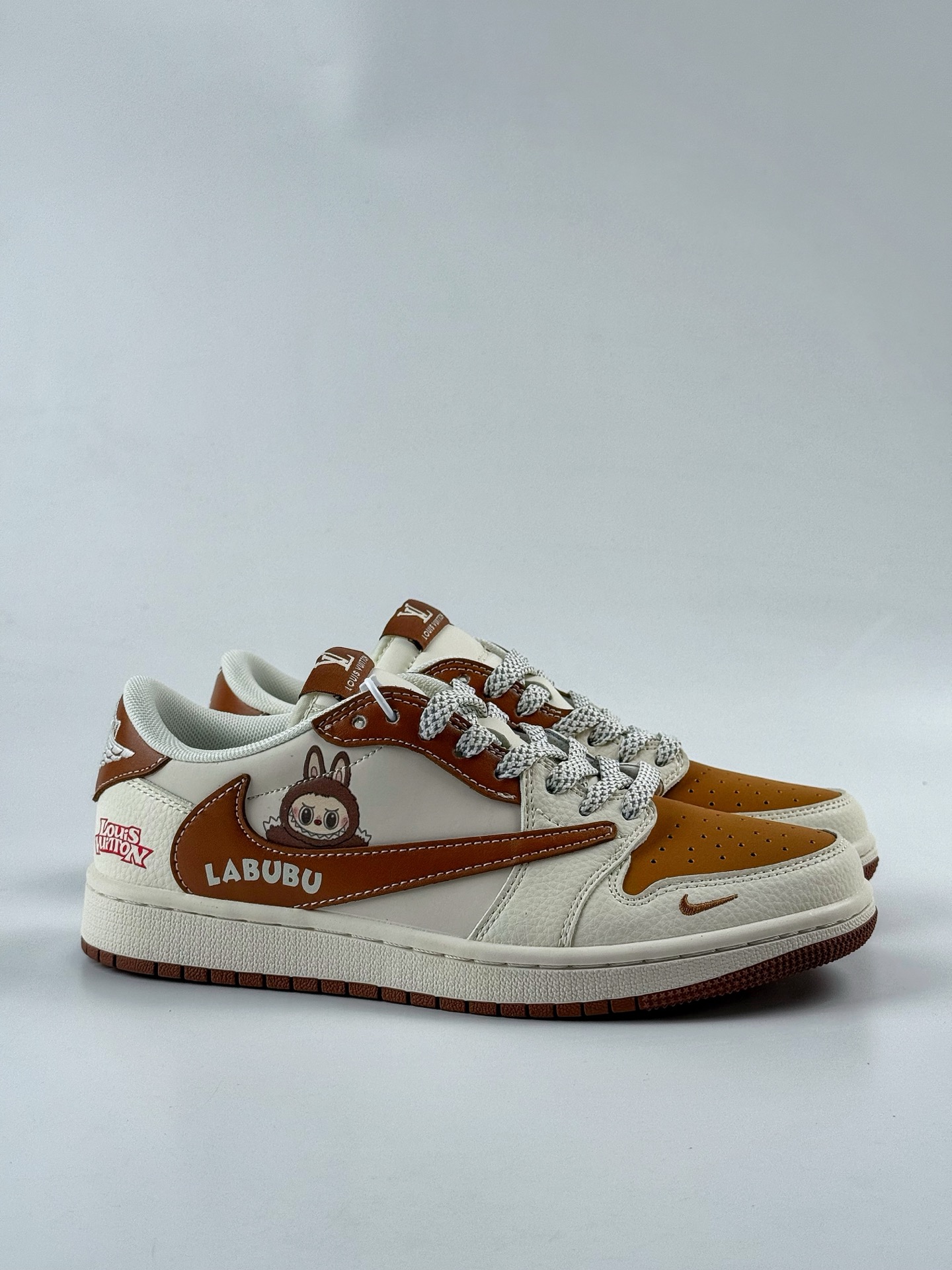 Travis Scott x Nike Air Jordan 1 Low x Louis Vuitton x LABUBU Air Jordan 1 Low 反转白棕小勾满天星倒钩 HS8068-057