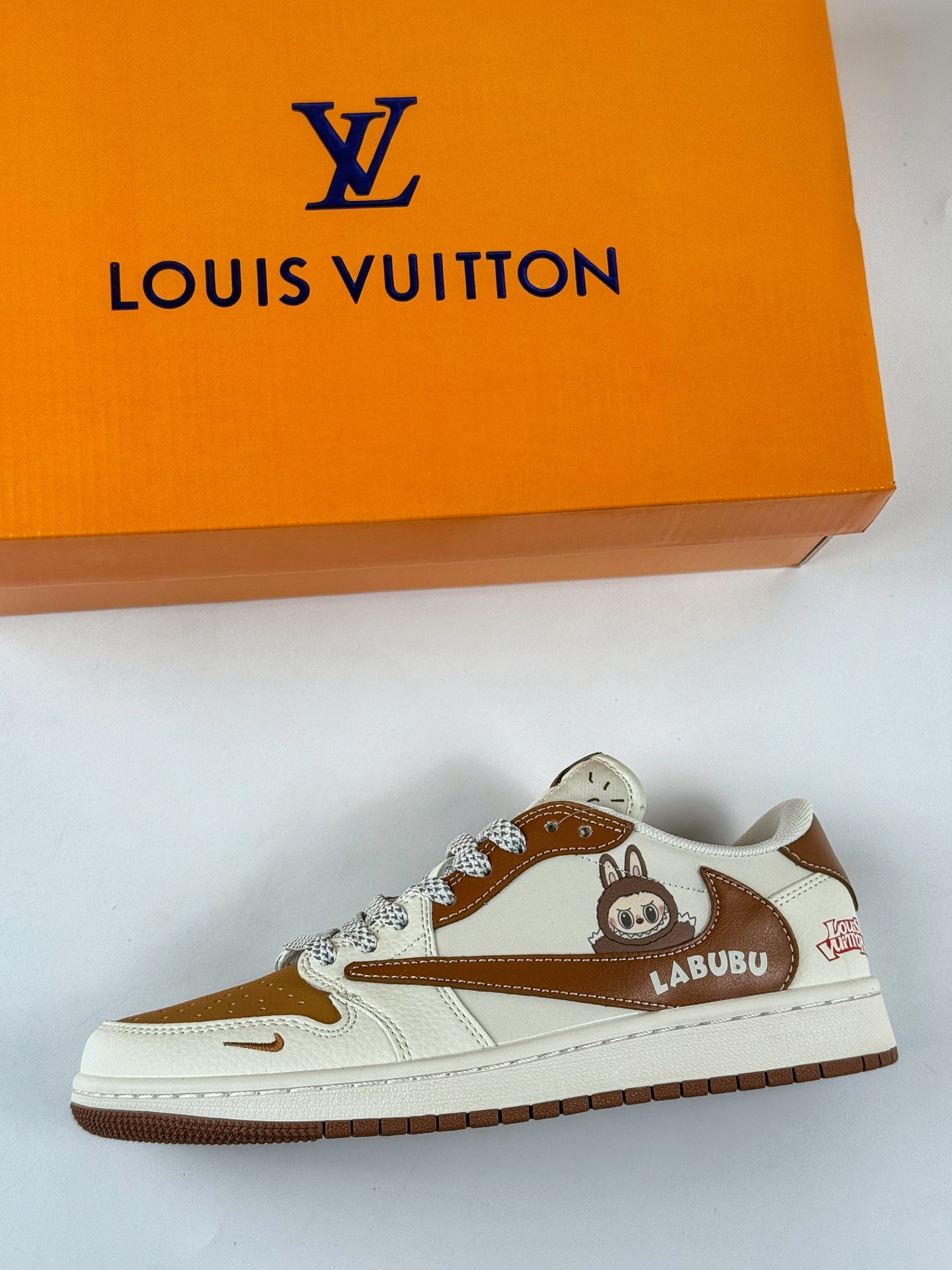 Travis Scott x Nike Air Jordan 1 Low x Louis Vuitton x LABUBU Air Jordan 1 Low 反转白棕小勾满天星倒钩 HS8068-057