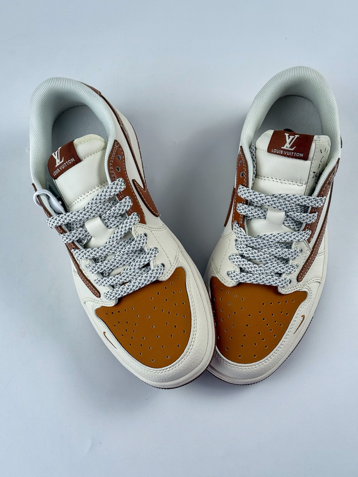 Travis Scott x Nike Air Jordan 1 Low x Louis Vuitton x LABUBU Air Jordan 1 Low 反转白棕小勾满天星倒钩 HS8068-057