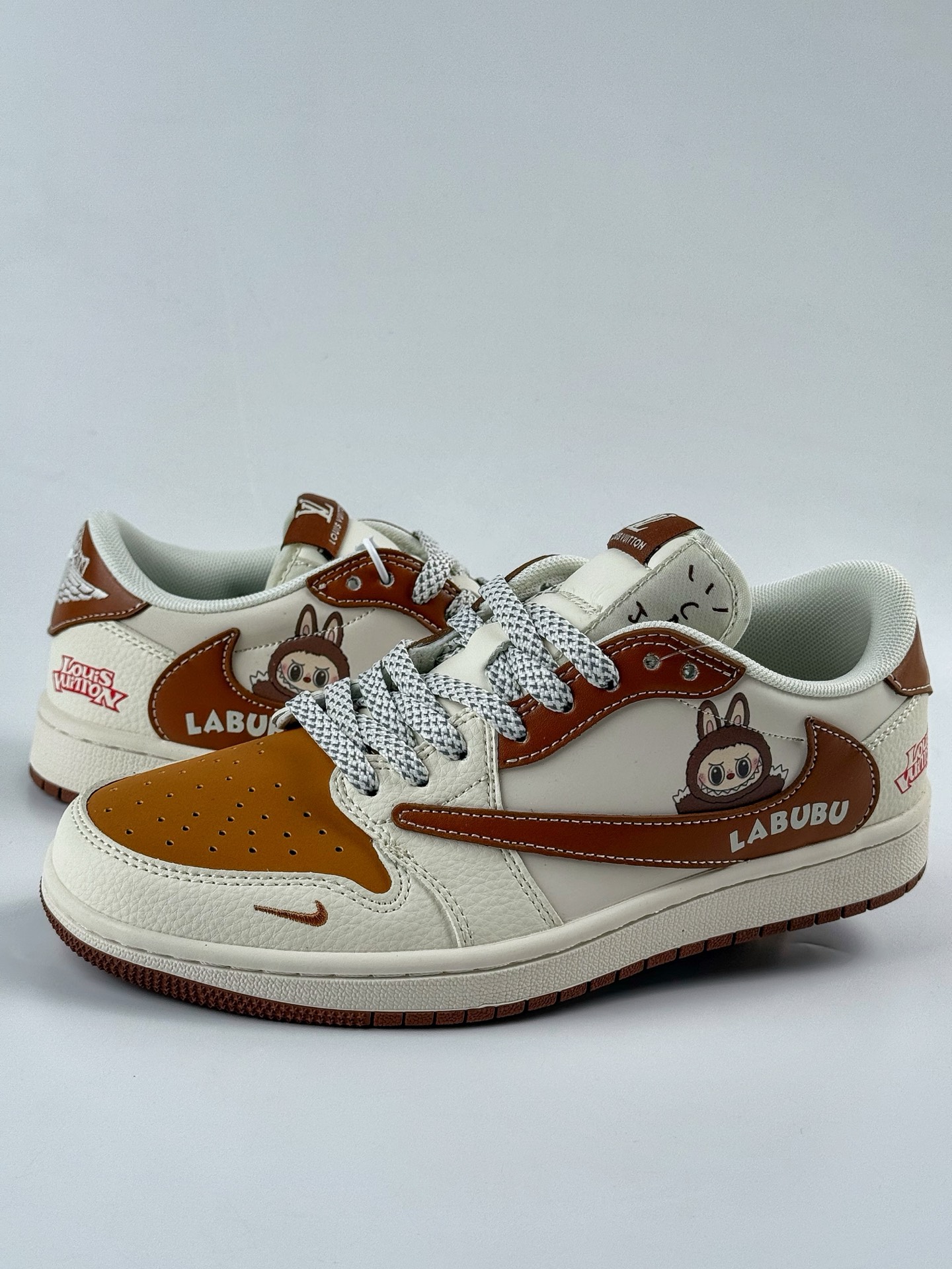 Travis Scott x Nike Air Jordan 1 Low x Louis Vuitton x LABUBU Air Jordan 1 Low 反转白棕小勾满天星倒钩 HS8068-057