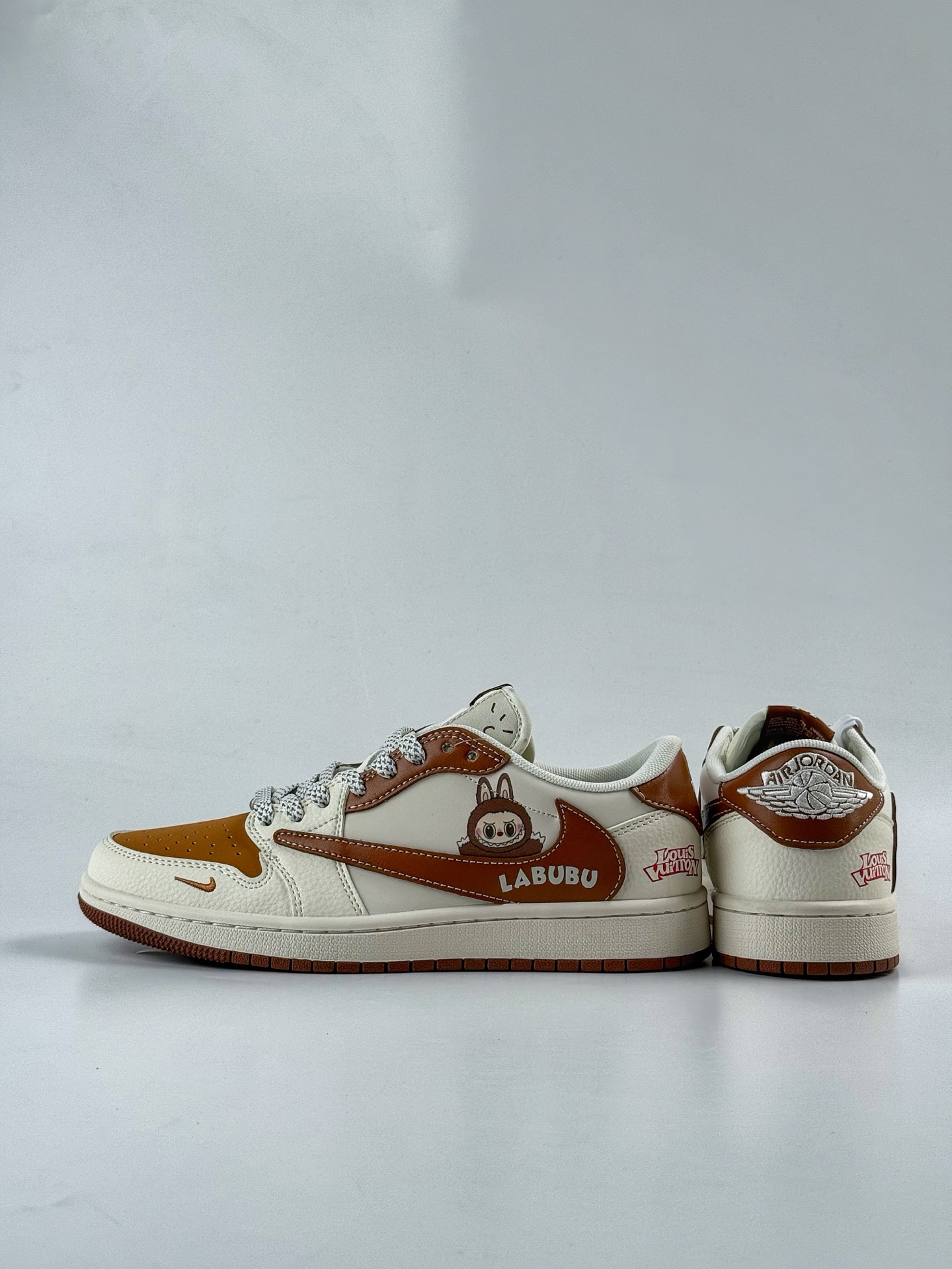 Travis Scott x Nike Air Jordan 1 Low x Louis Vuitton x LABUBU Air Jordan 1 Low 反转白棕小勾满天星倒钩 HS8068-057