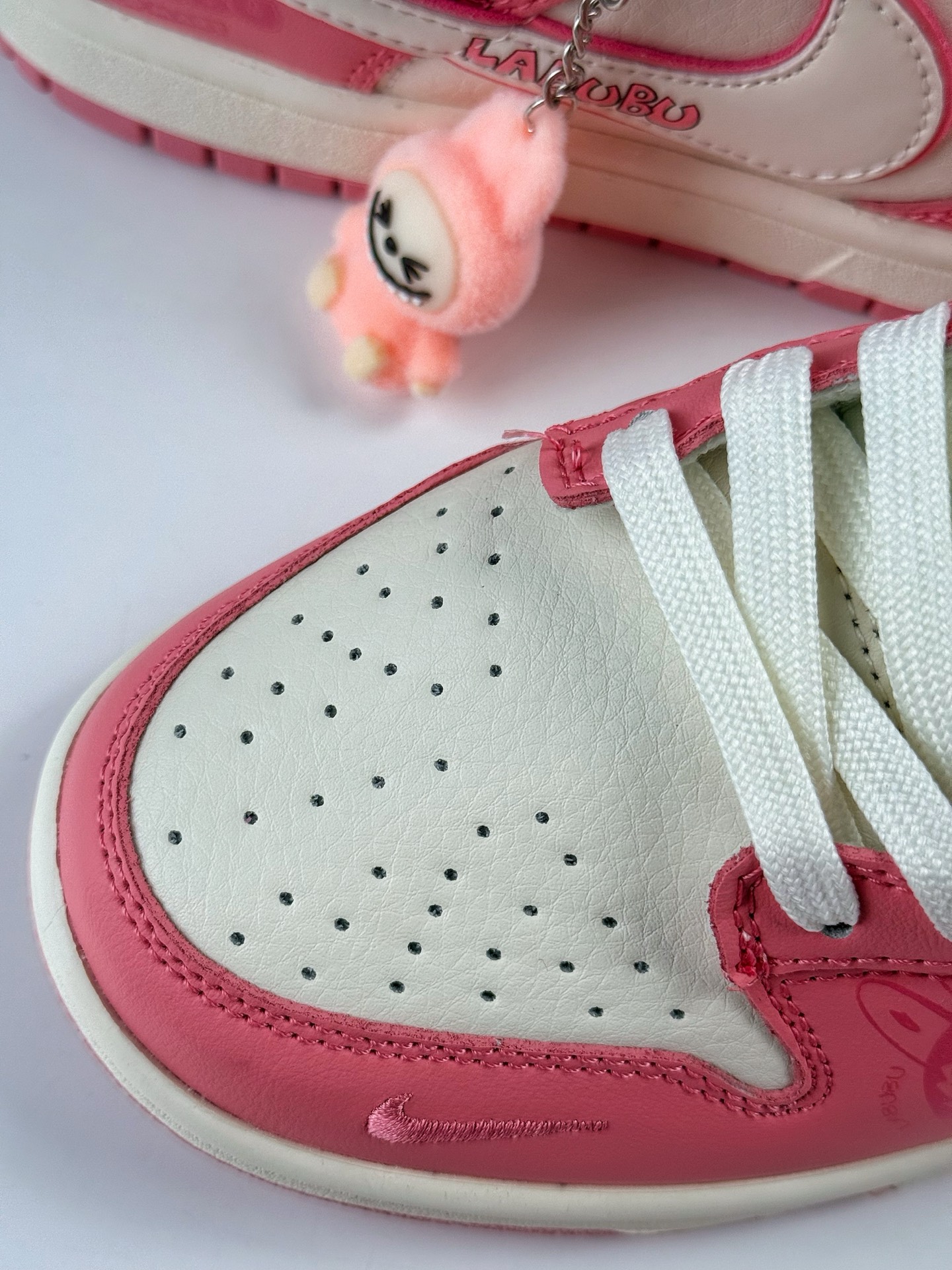 280 Nike SB Dunk Low x LABUBU 粉白小勾 SR2025-008