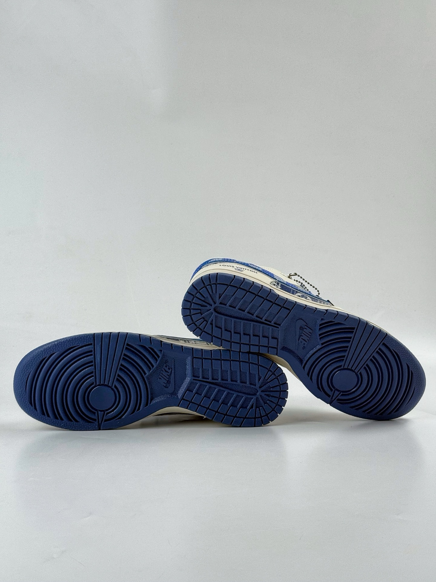 260 NIKE SB Dunk Low RETRO x Louis Vuitton 白蓝满天星 DS6608-004