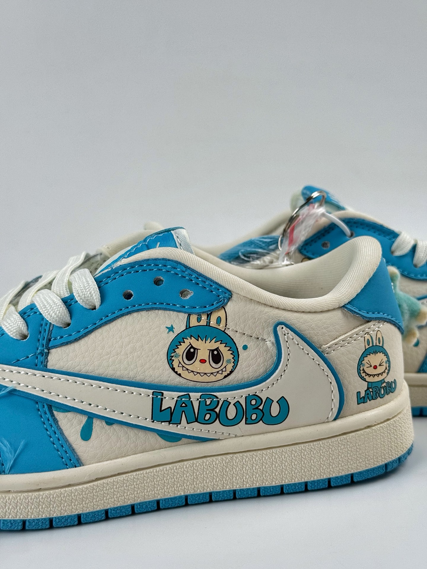 Travis Scott x Nike Air Jordan 1 Low x LABUBU涂鸦 Air Jordan 1 Low 反转蓝白拉布布倒钩 XB1979-021
