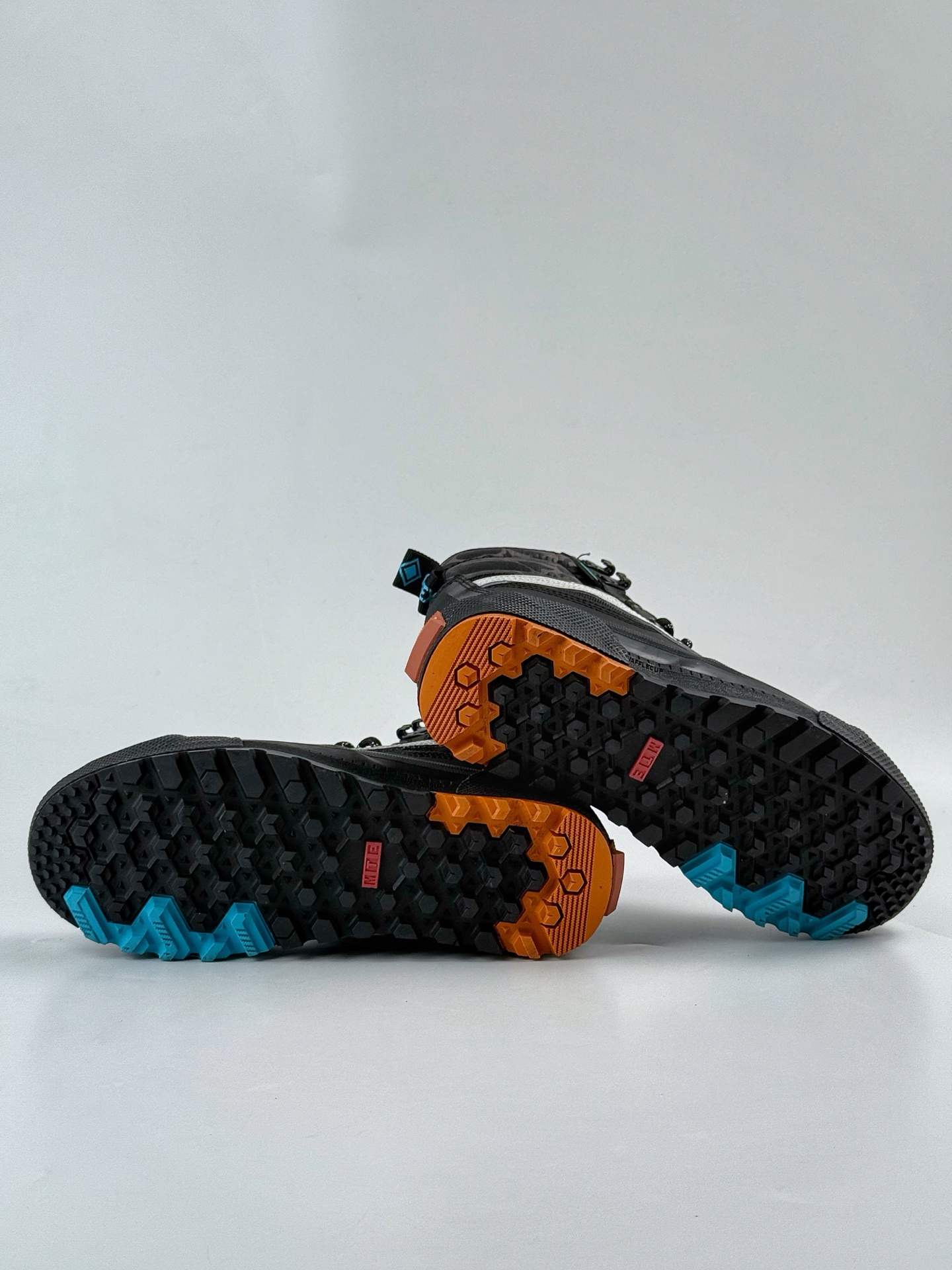 260 Vans X Gore-Tex 机能户外登山鞋 舒适百搭 防滑耐磨 男女同款高帮户外登山鞋 VN0A5I113633