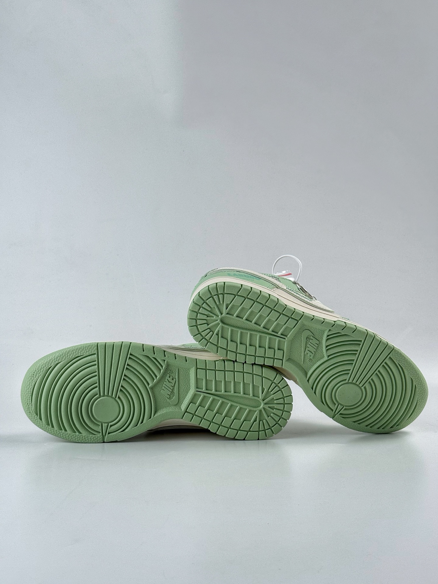 Nike SB Dunk Low x LABUBU 绿白小勾 SR2025-006