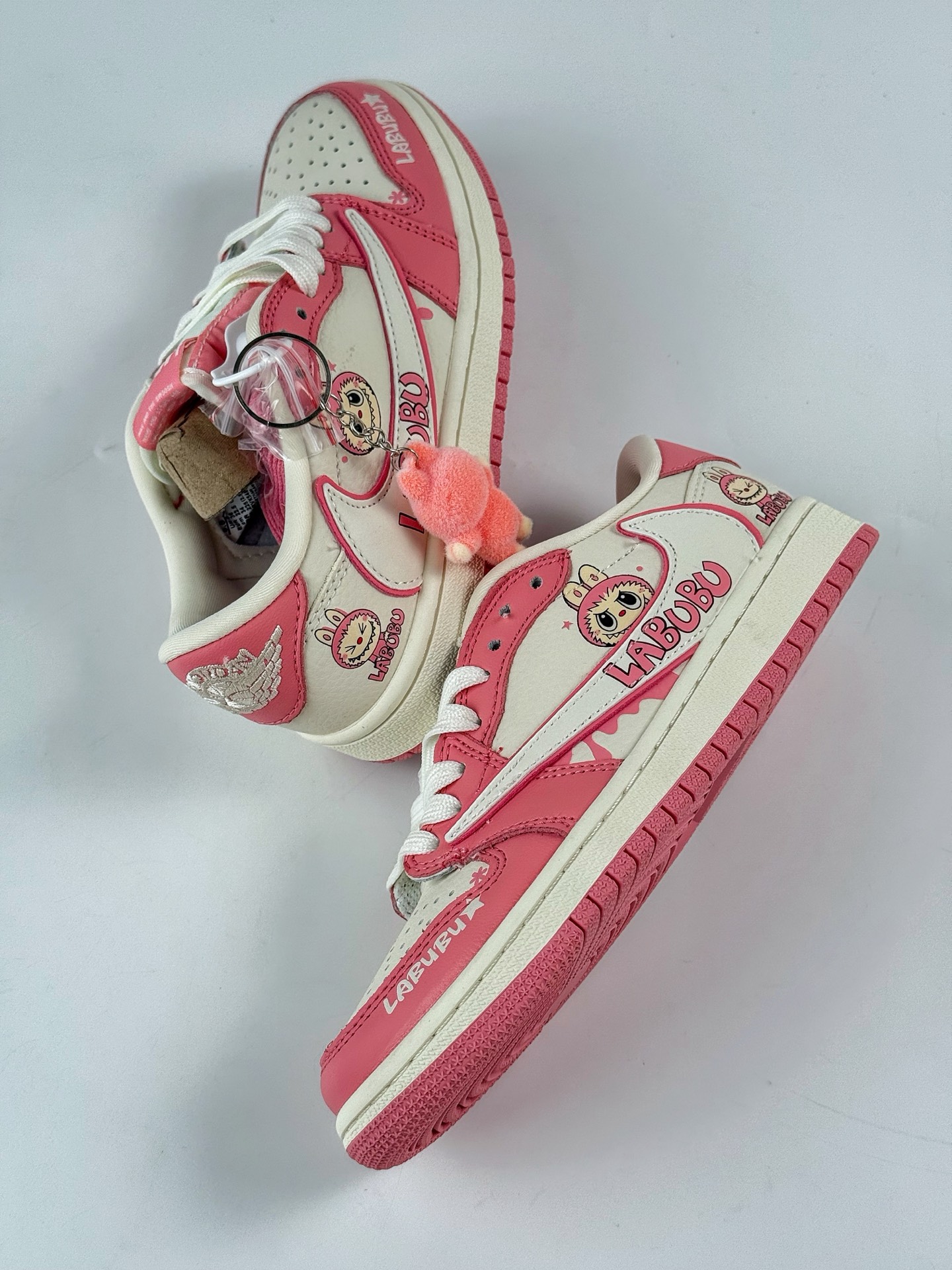 260 Travis Scott x Nike Air Jordan 1 Low x LABUBU涂鸦 Air Jordan 1 Low 反转粉白拉布布倒钩 XB1979-020