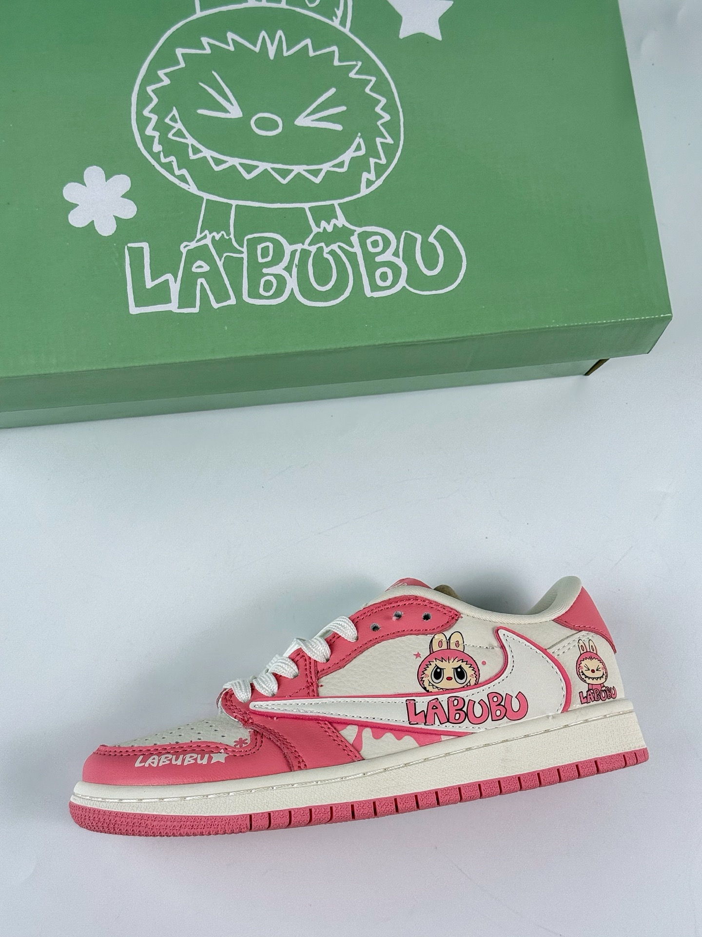 260 Travis Scott x Nike Air Jordan 1 Low x LABUBU涂鸦 Air Jordan 1 Low 反转粉白拉布布倒钩 XB1979-020