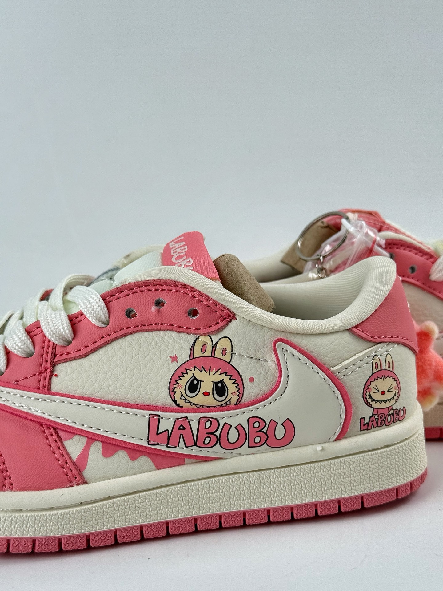 260 Travis Scott x Nike Air Jordan 1 Low x LABUBU涂鸦 Air Jordan 1 Low 反转粉白拉布布倒钩 XB1979-020