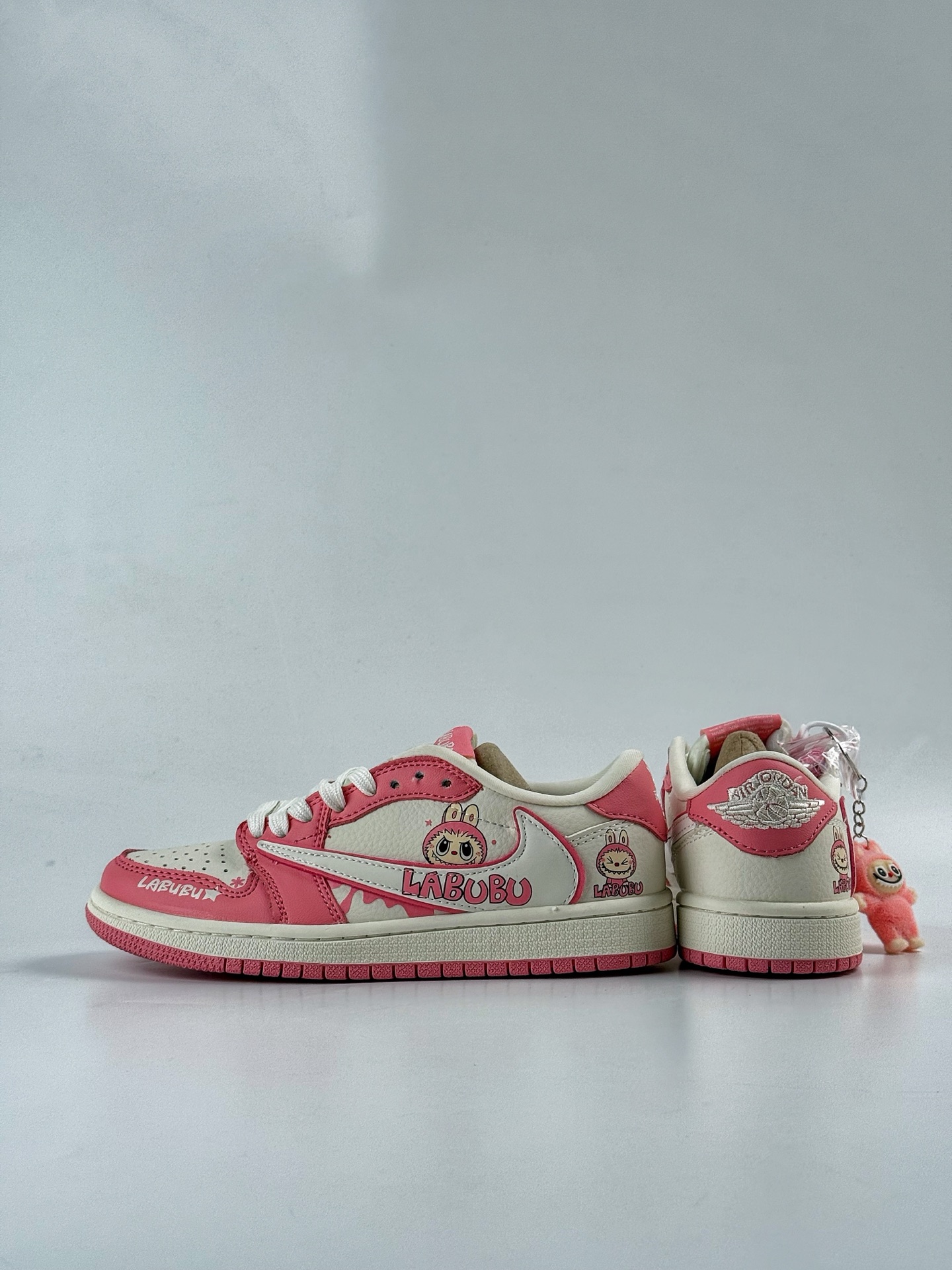 260 Travis Scott x Nike Air Jordan 1 Low x LABUBU涂鸦 Air Jordan 1 Low 反转粉白拉布布倒钩 XB1979-020