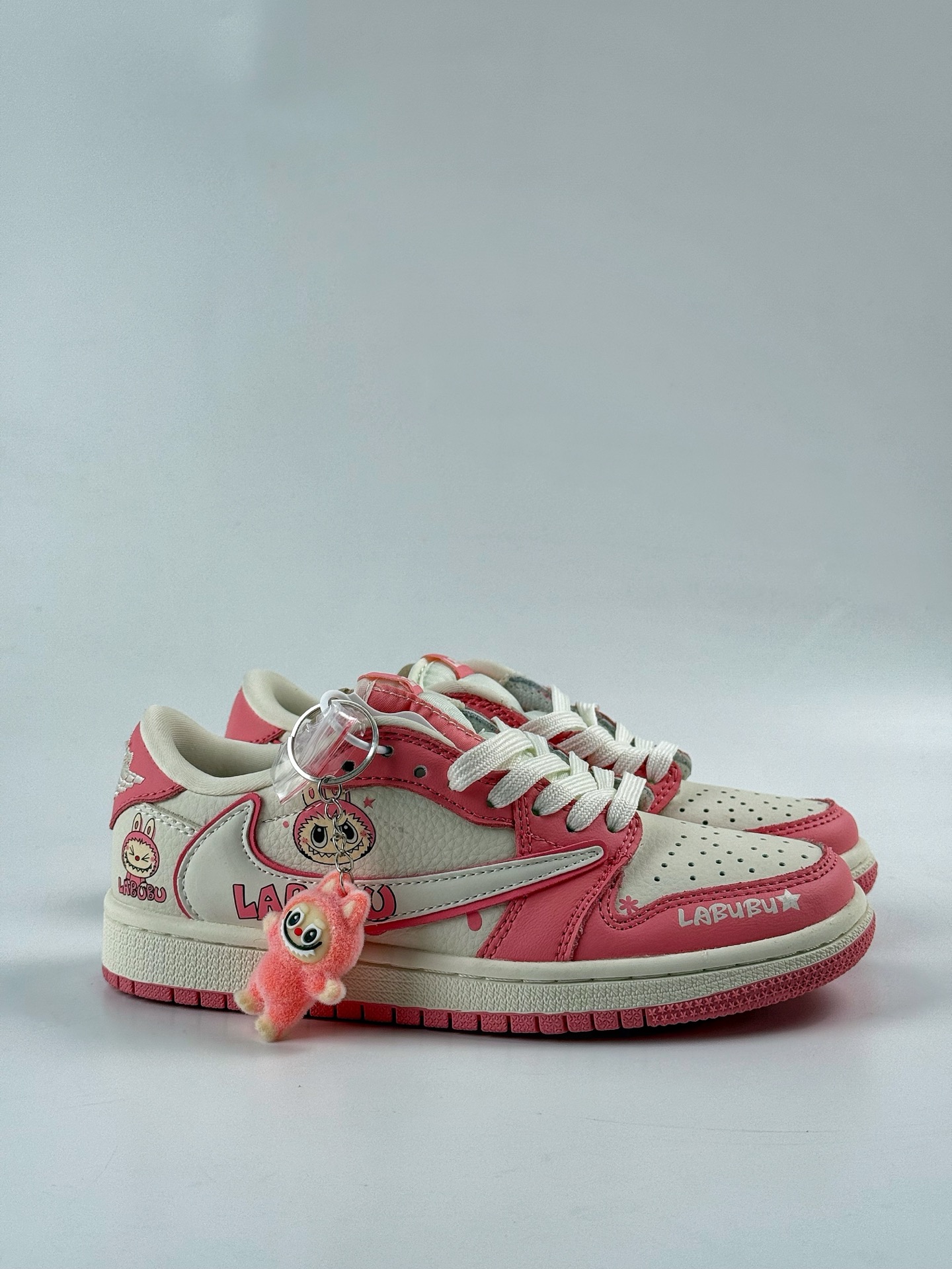 260 Travis Scott x Nike Air Jordan 1 Low x LABUBU涂鸦 Air Jordan 1 Low 反转粉白拉布布倒钩 XB1979-020