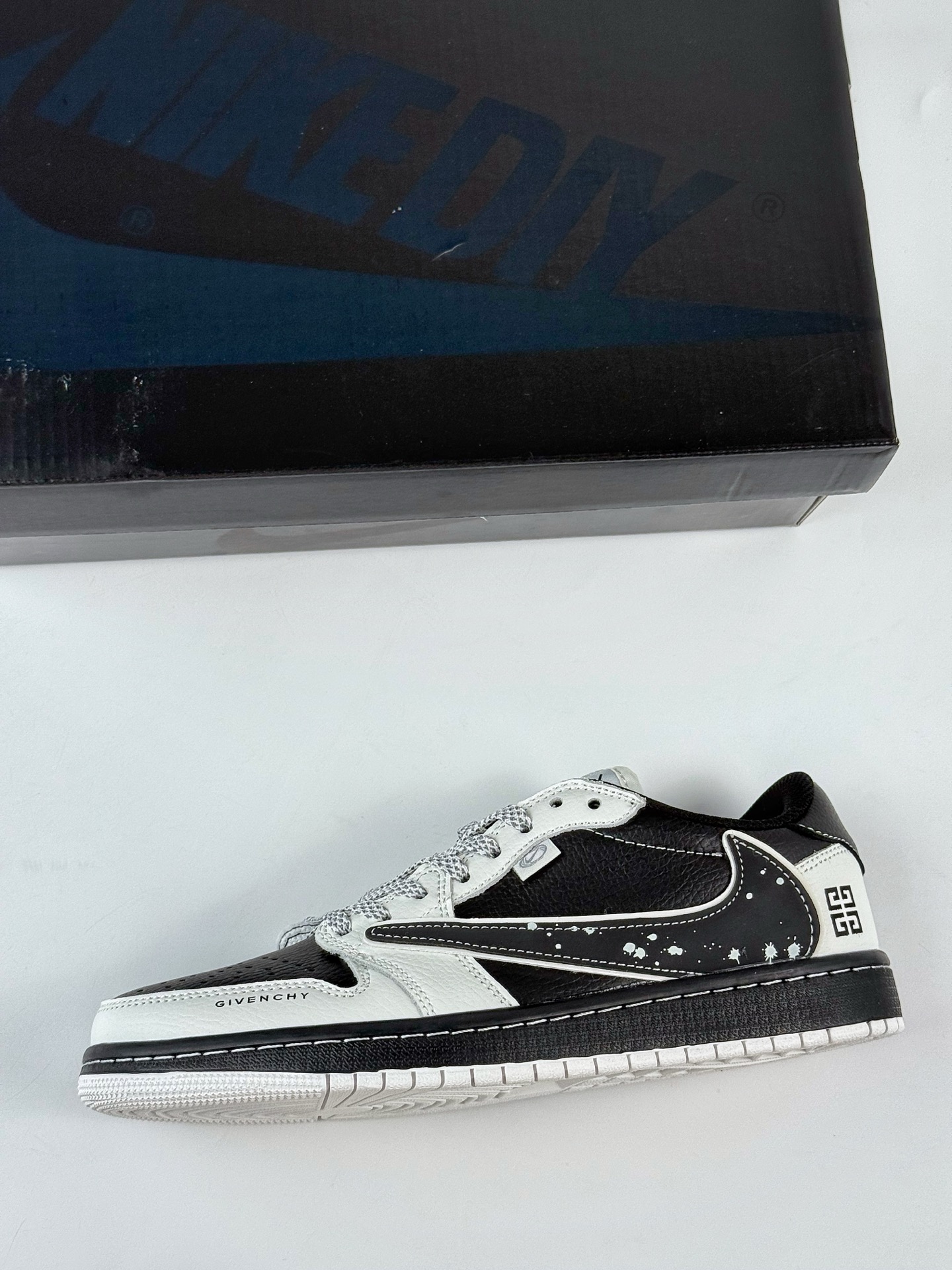Travis Scott x Nike Air Jordan 1 Low x GIVENCHY Air Jordan 1 Low 反转灰白满天星倒钩 DZ5899-005