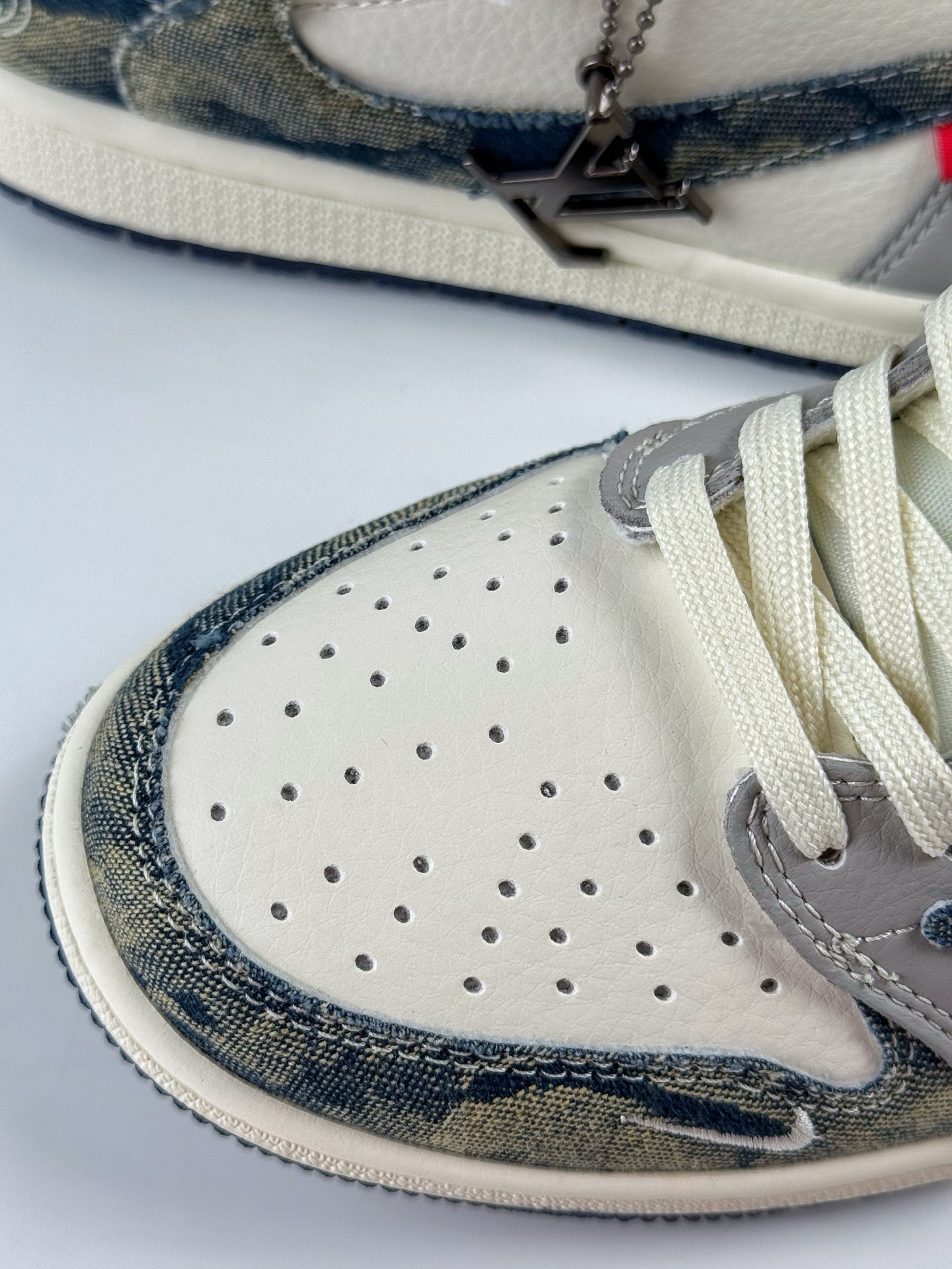 Travis Scott x Nike Air Jordan 1 Low x Louis Vuitton Air Jordan 1 Low 反转黄白牛仔倒钩 LD2028-048