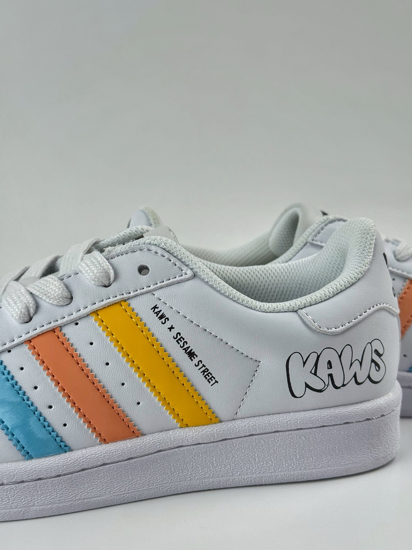 AD Originals Superstar x KAWS 白蓝 BZ2537