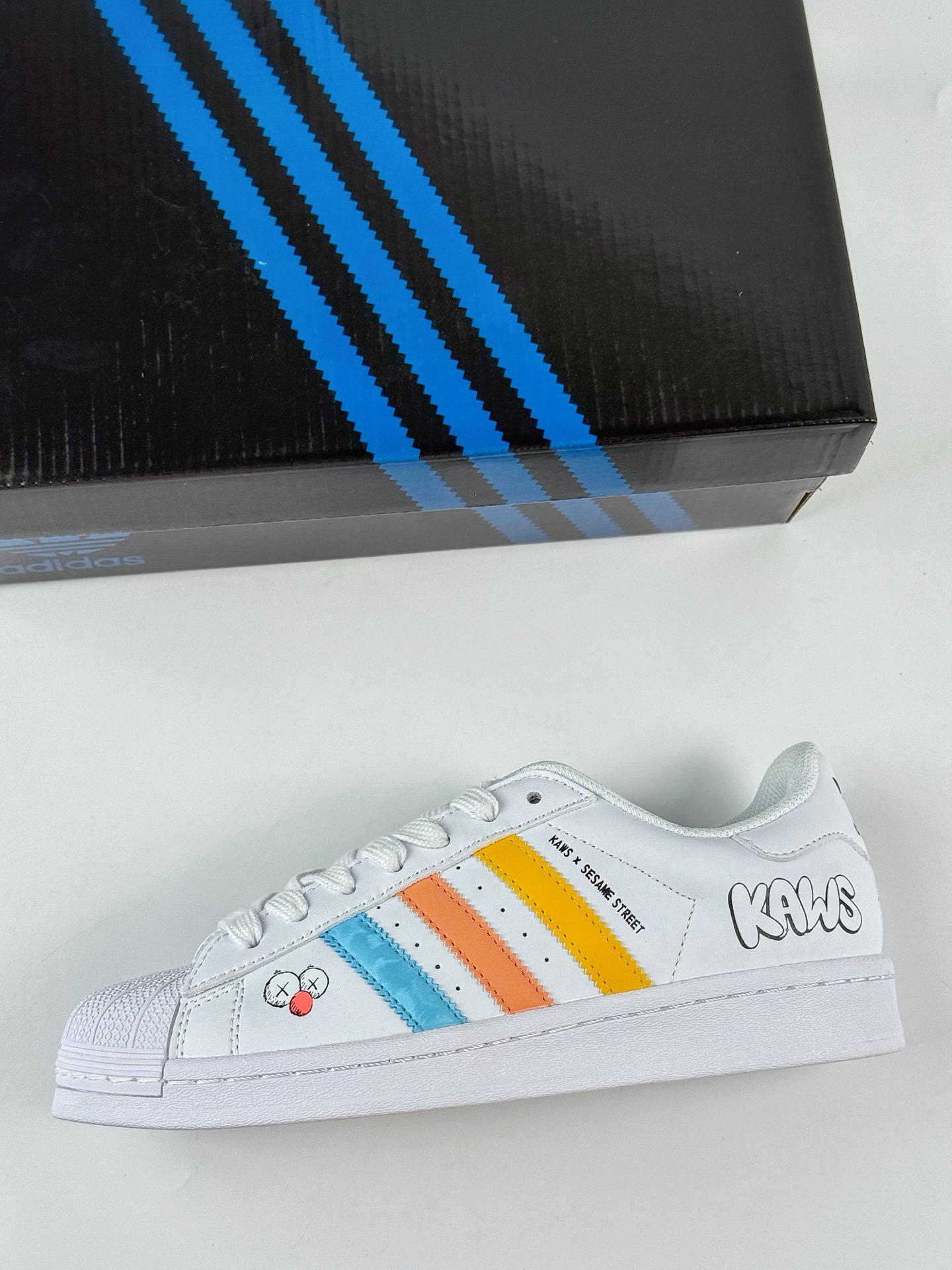 AD Originals Superstar x KAWS 白蓝 BZ2537