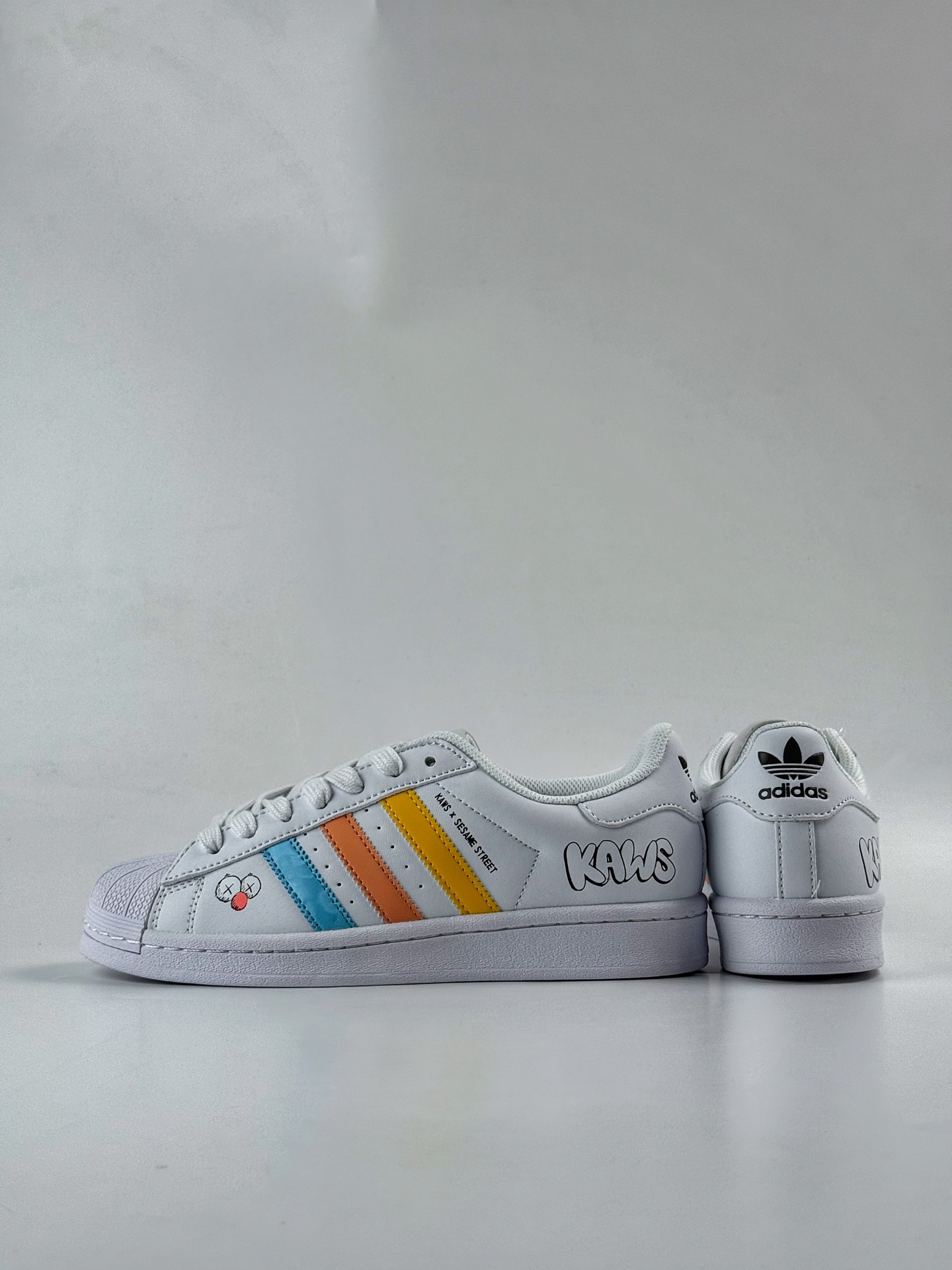 AD Originals Superstar x KAWS 白蓝 BZ2537