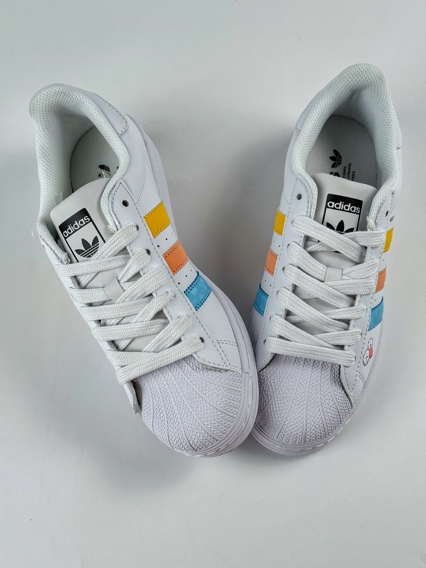 AD Originals Superstar x KAWS 白蓝 BZ2537
