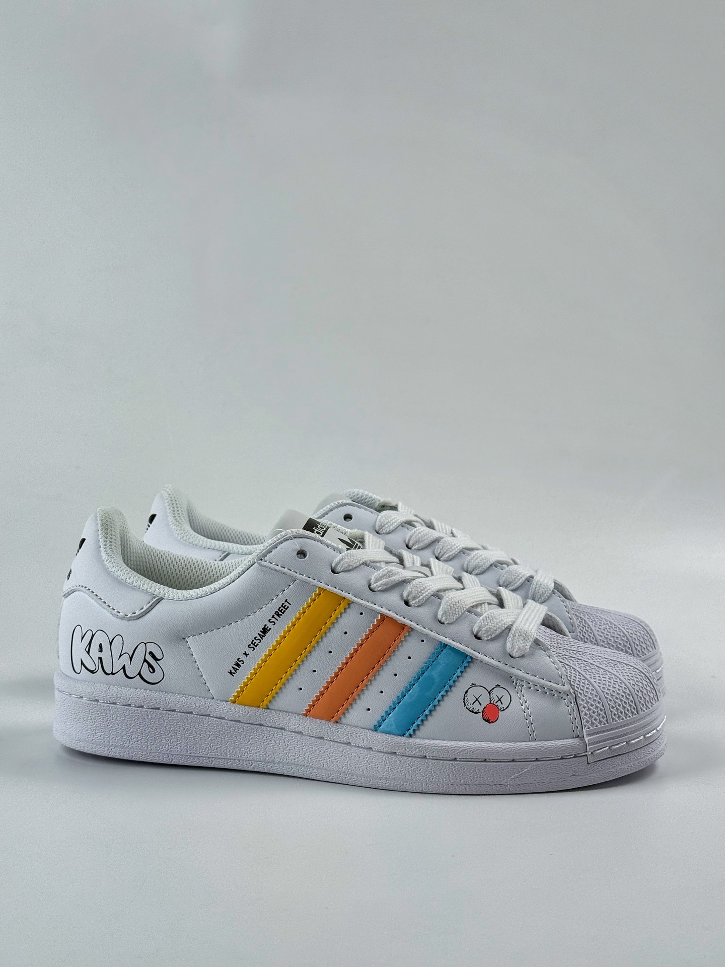 AD Originals Superstar x KAWS 白蓝 BZ2537