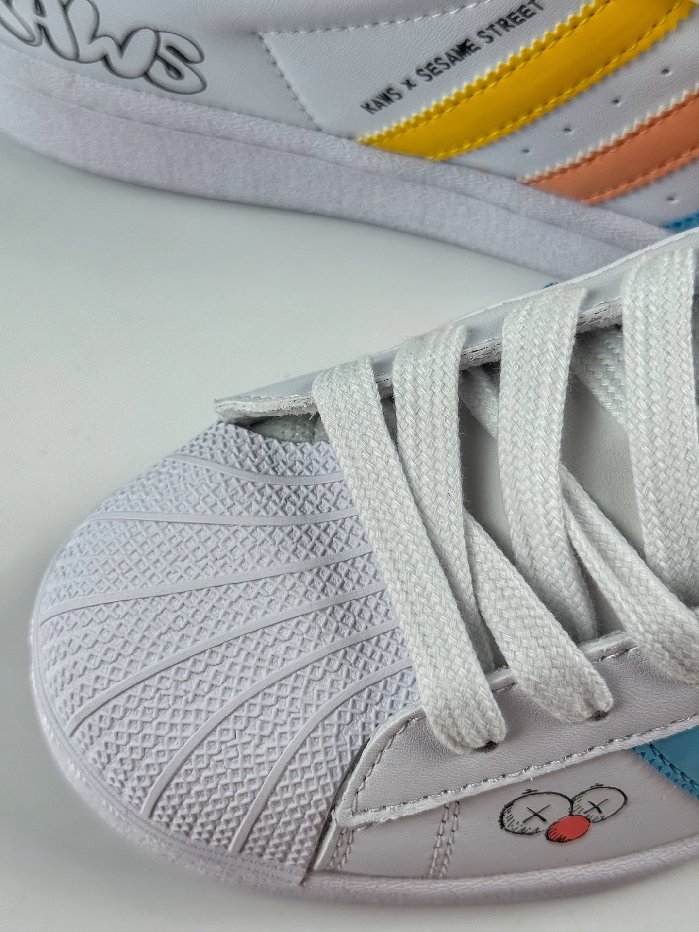 AD Originals Superstar x KAWS 白蓝 BZ2537