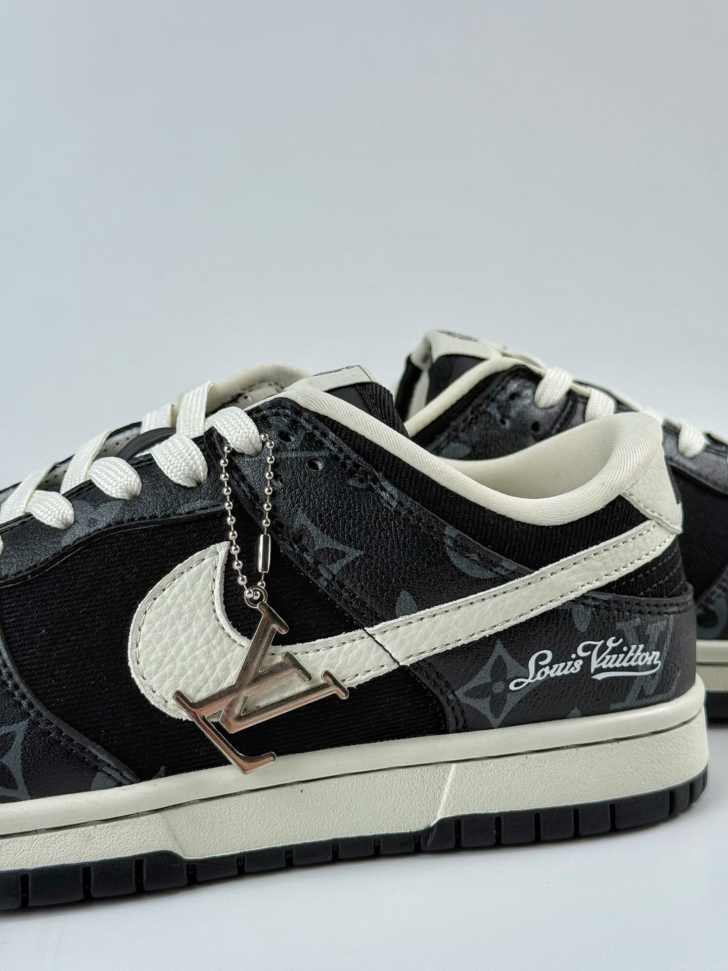 NIKE SB Dunk Low RETRO x Louis Vuitton 黑白小勾 SC0601-458