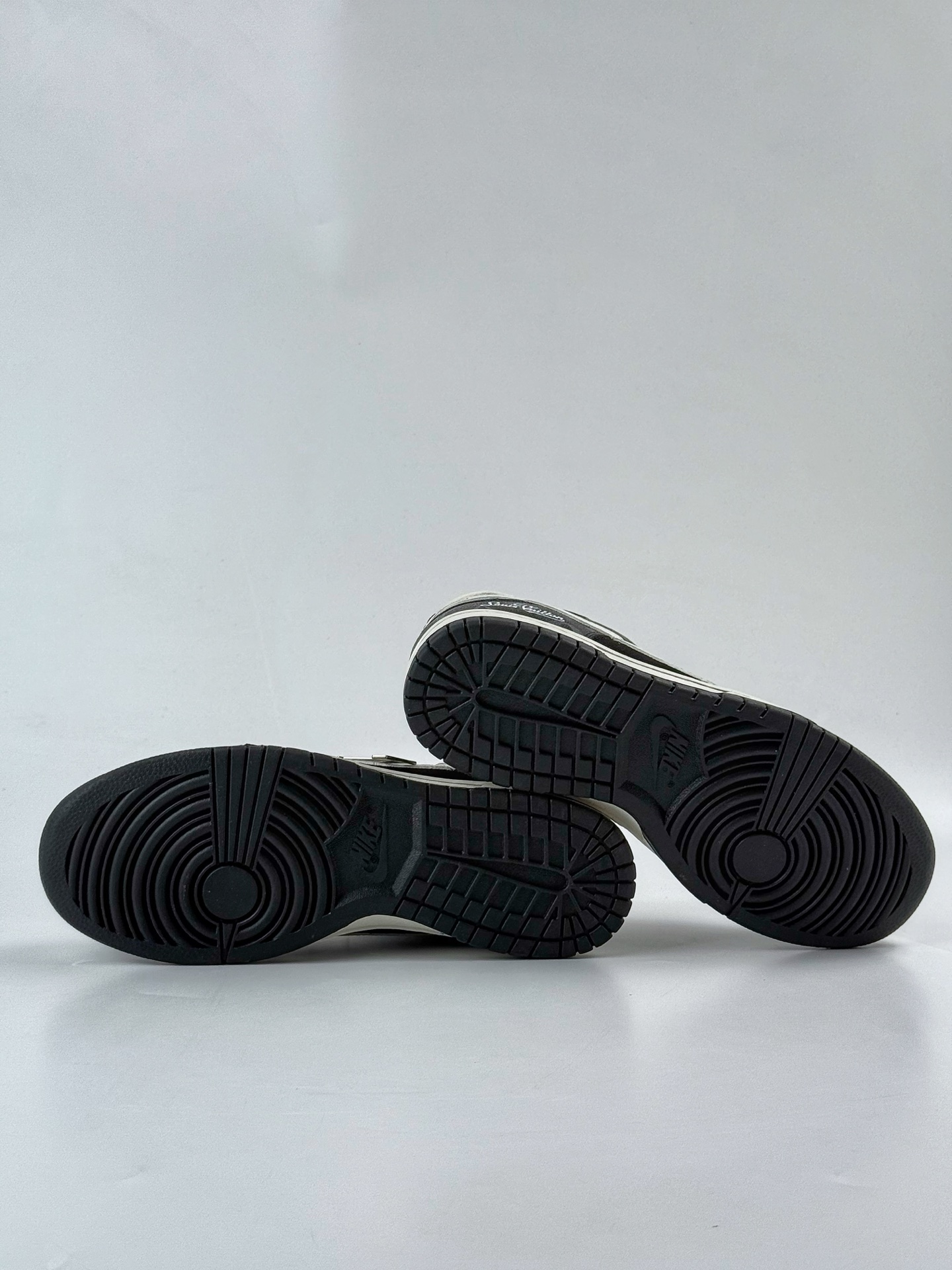 NIKE SB Dunk Low RETRO x Louis Vuitton 黑白小勾 SC0601-458