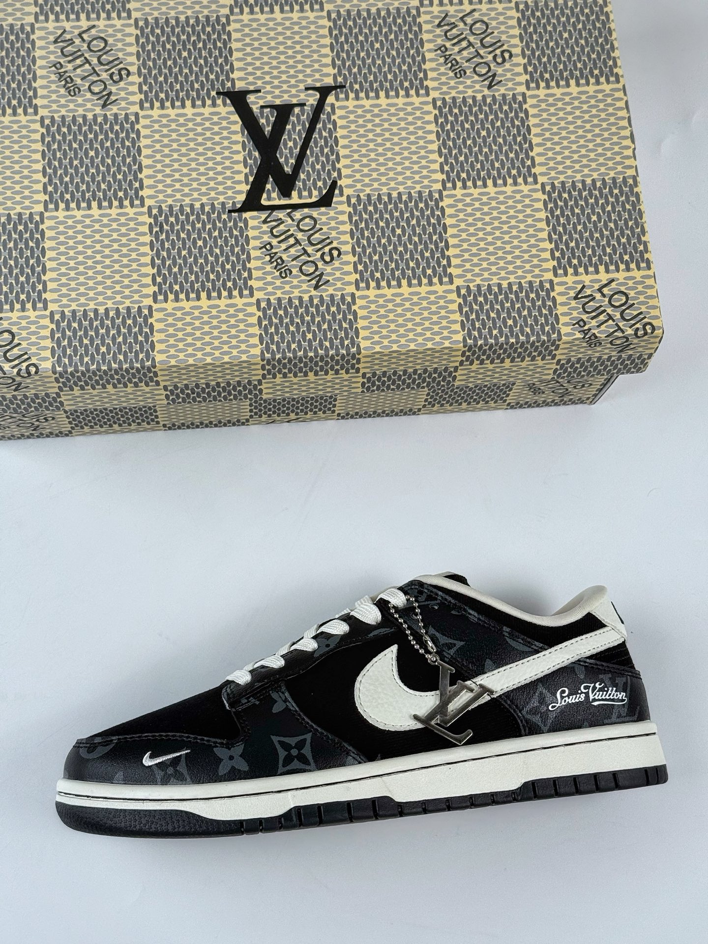 NIKE SB Dunk Low RETRO x Louis Vuitton 黑白小勾 SC0601-458