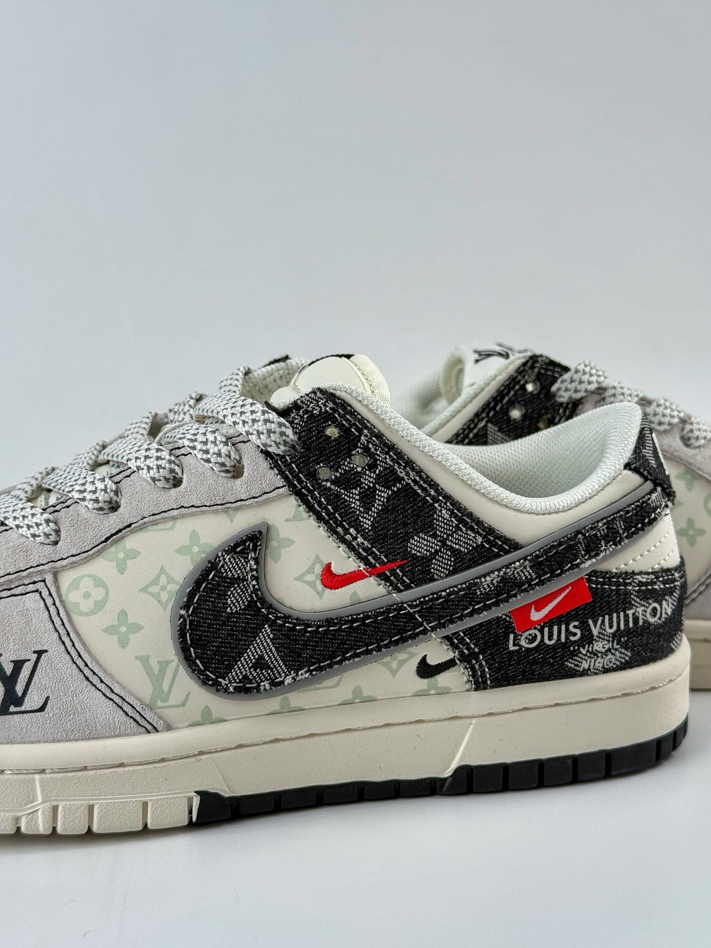 Nike SB Dunk Low x Louis Vuitton 灰白牛仔双小勾满天星 YX5066-382