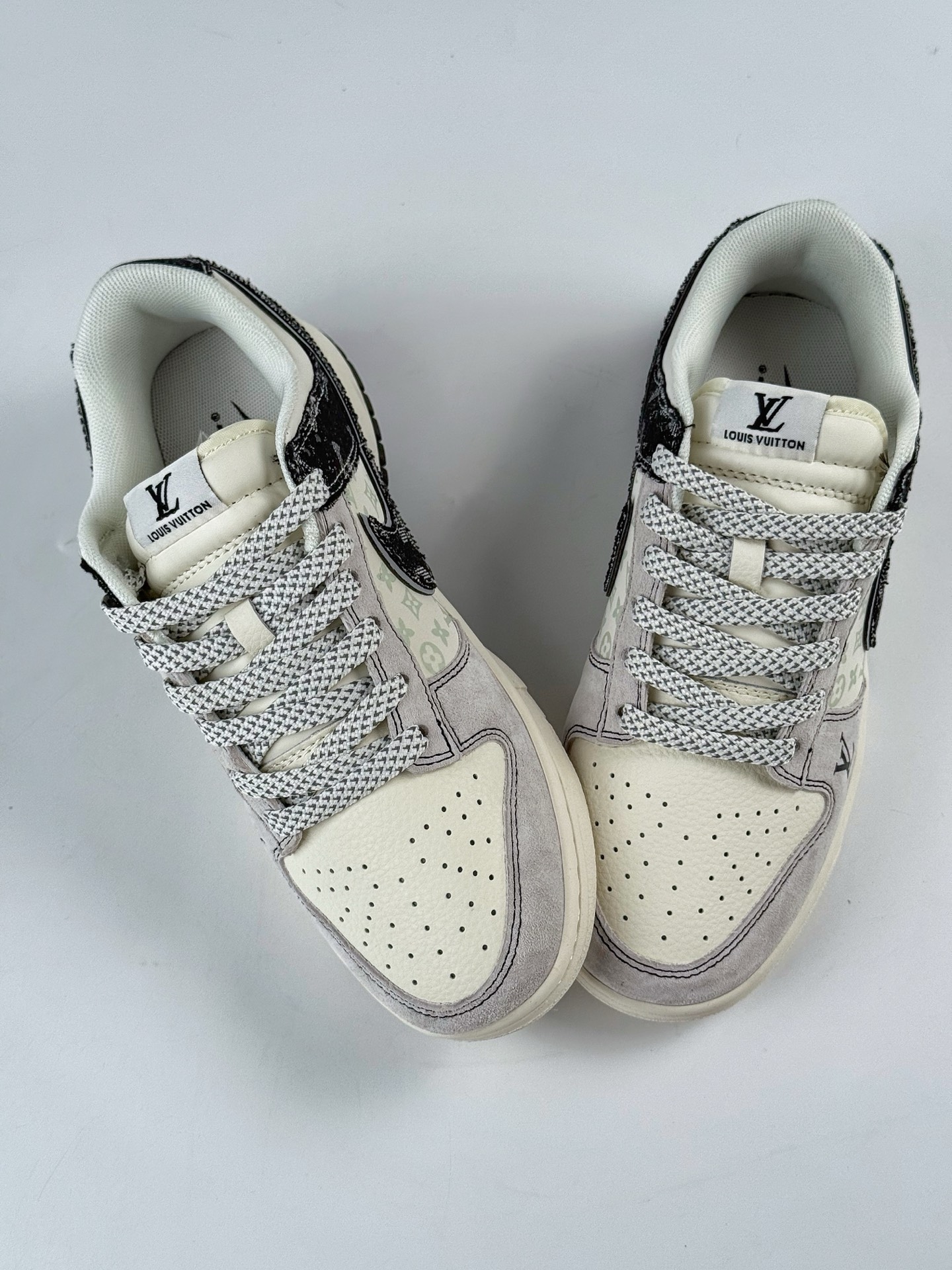 Nike SB Dunk Low x Louis Vuitton 灰白牛仔双小勾满天星 YX5066-382
