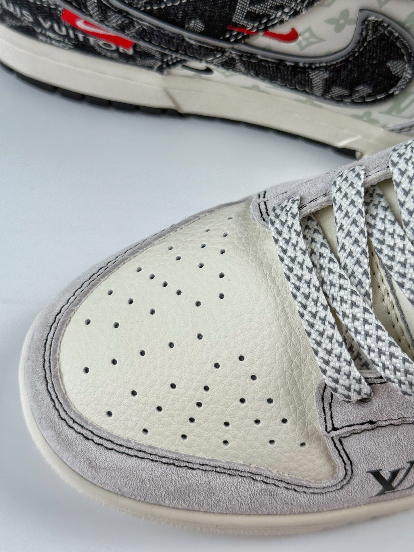 Nike SB Dunk Low x Louis Vuitton 灰白牛仔双小勾满天星 YX5066-382