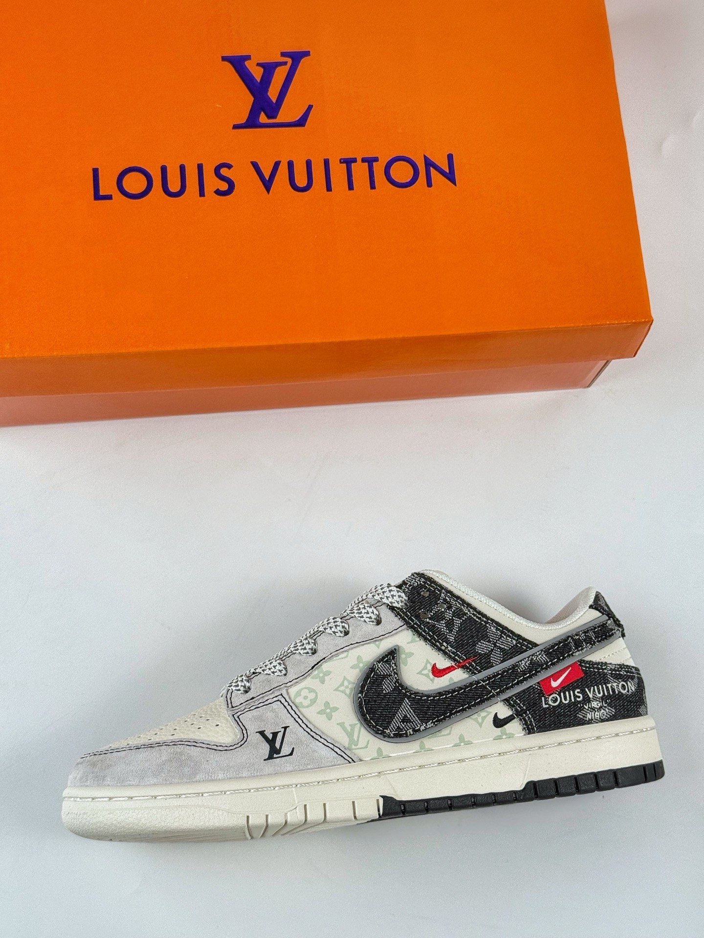 Nike SB Dunk Low x Louis Vuitton 灰白牛仔双小勾满天星 YX5066-382
