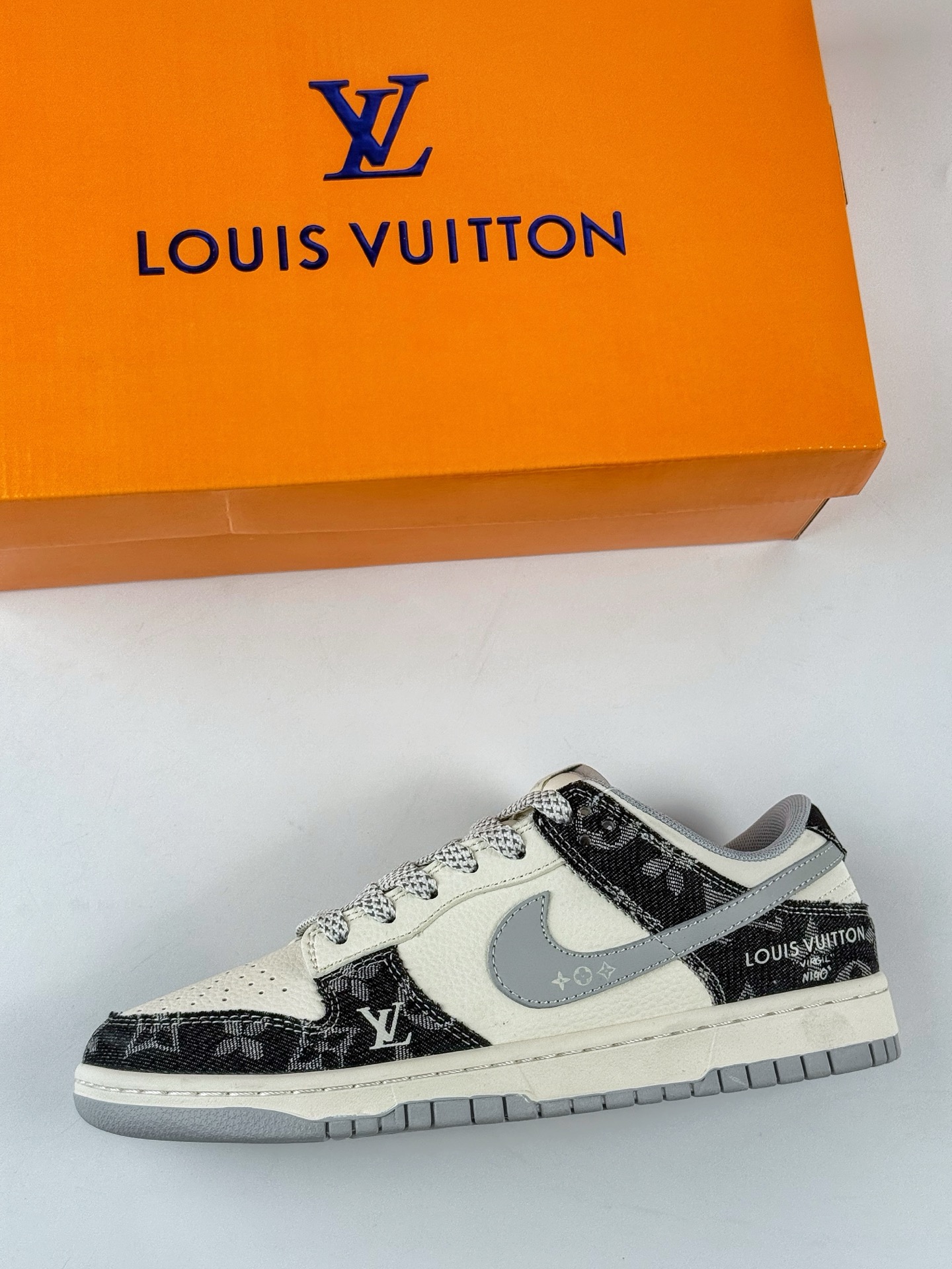 Nike SB Dunk Low x Louis Vuitton 黑白牛仔满天星 JP1628-020