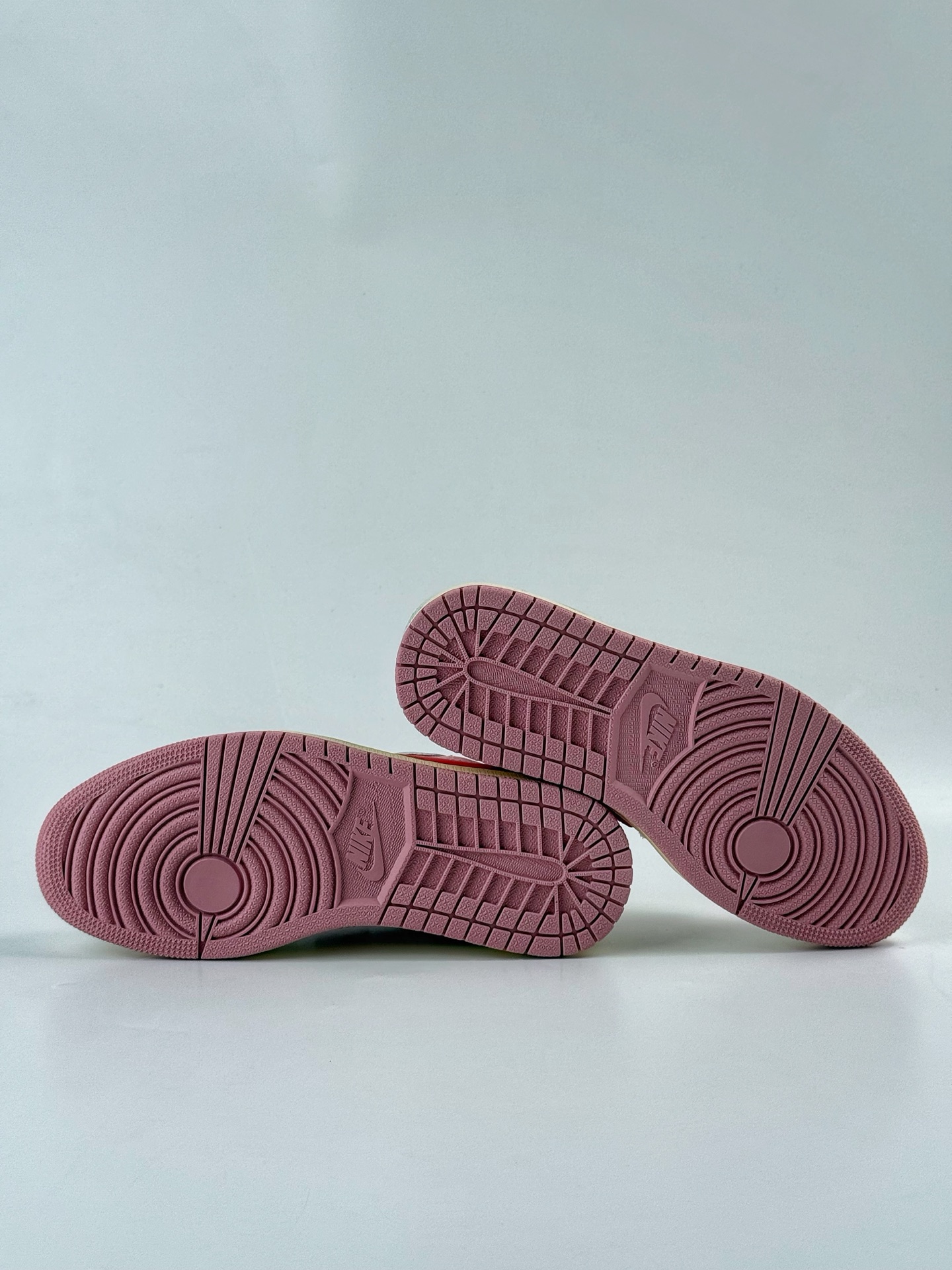 Travis Scott x Nike Air Jordan 1 Low 白粉红 Air Jordan 1 Low 反转倒钩 DM7866-100