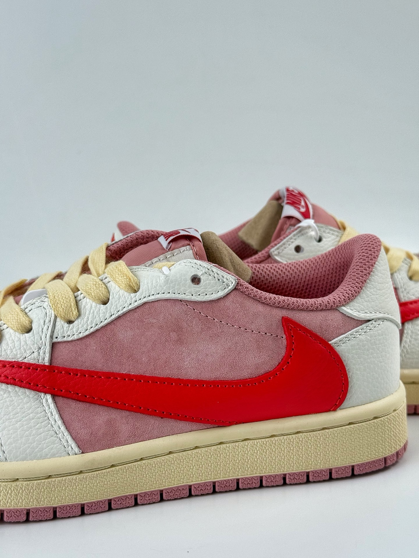 Travis Scott x Nike Air Jordan 1 Low 白粉红 Air Jordan 1 Low 反转倒钩 DM7866-100