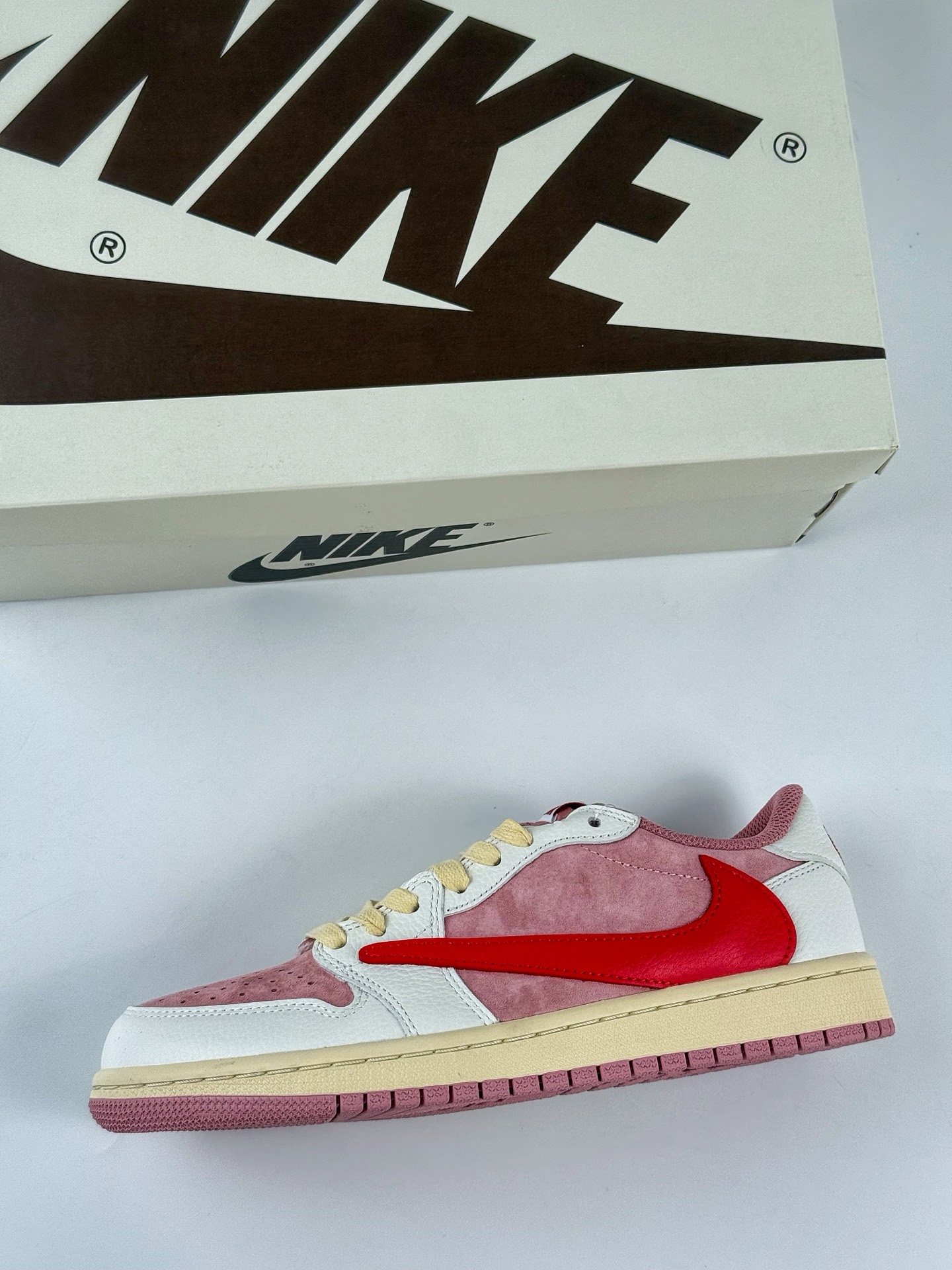 Travis Scott x Nike Air Jordan 1 Low 白粉红 Air Jordan 1 Low 反转倒钩 DM7866-100