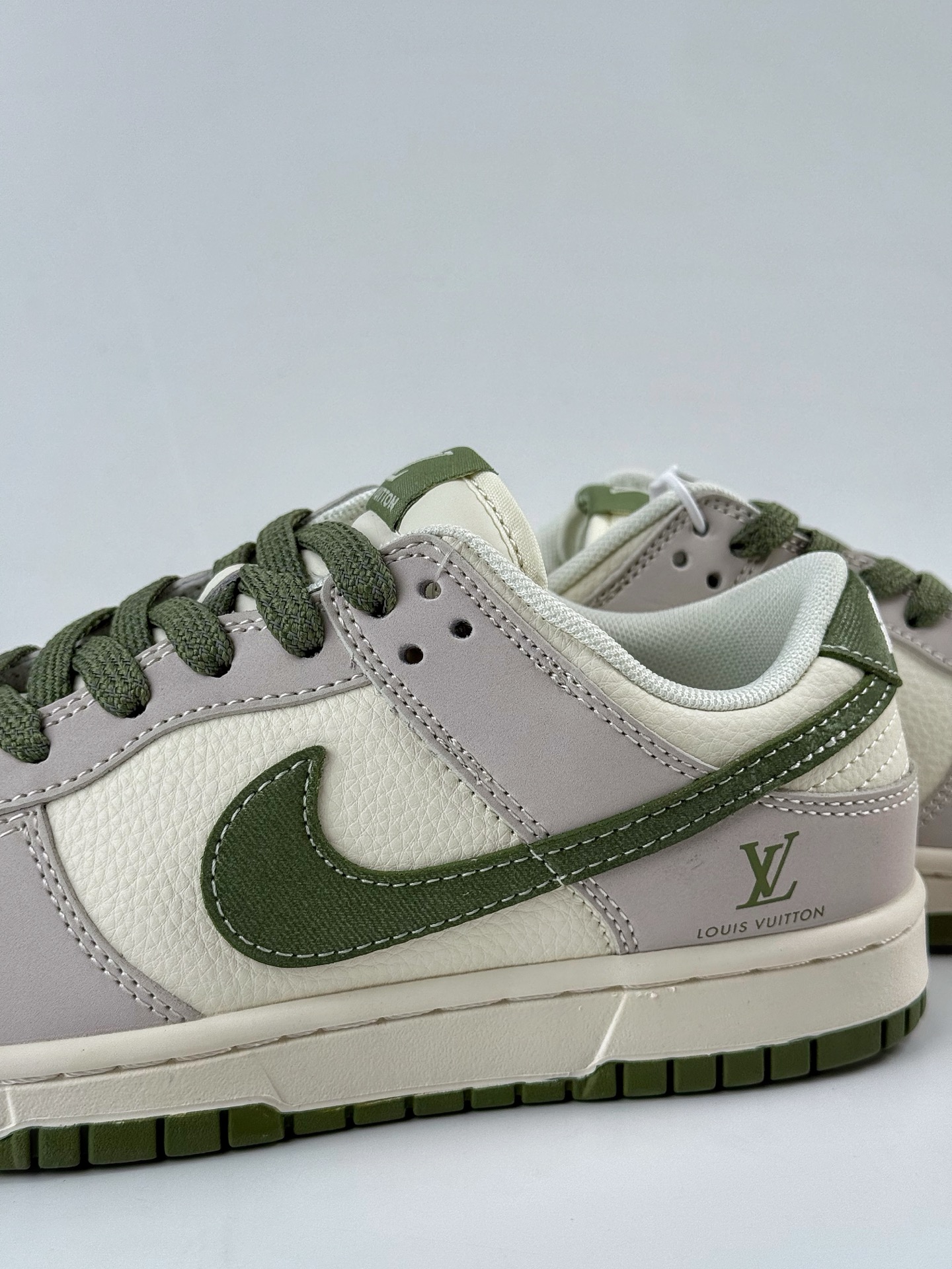 Nike SB Dunk Low x Louis Vuitton 灰白小勾 JP1628-031