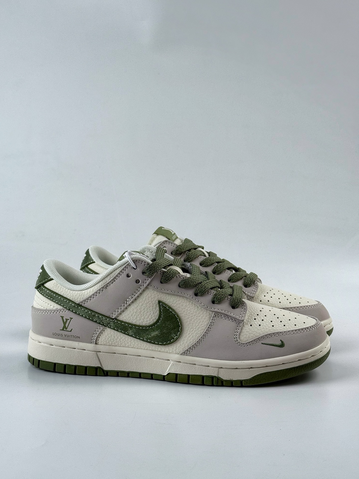 Nike SB Dunk Low x Louis Vuitton 灰白小勾 JP1628-031