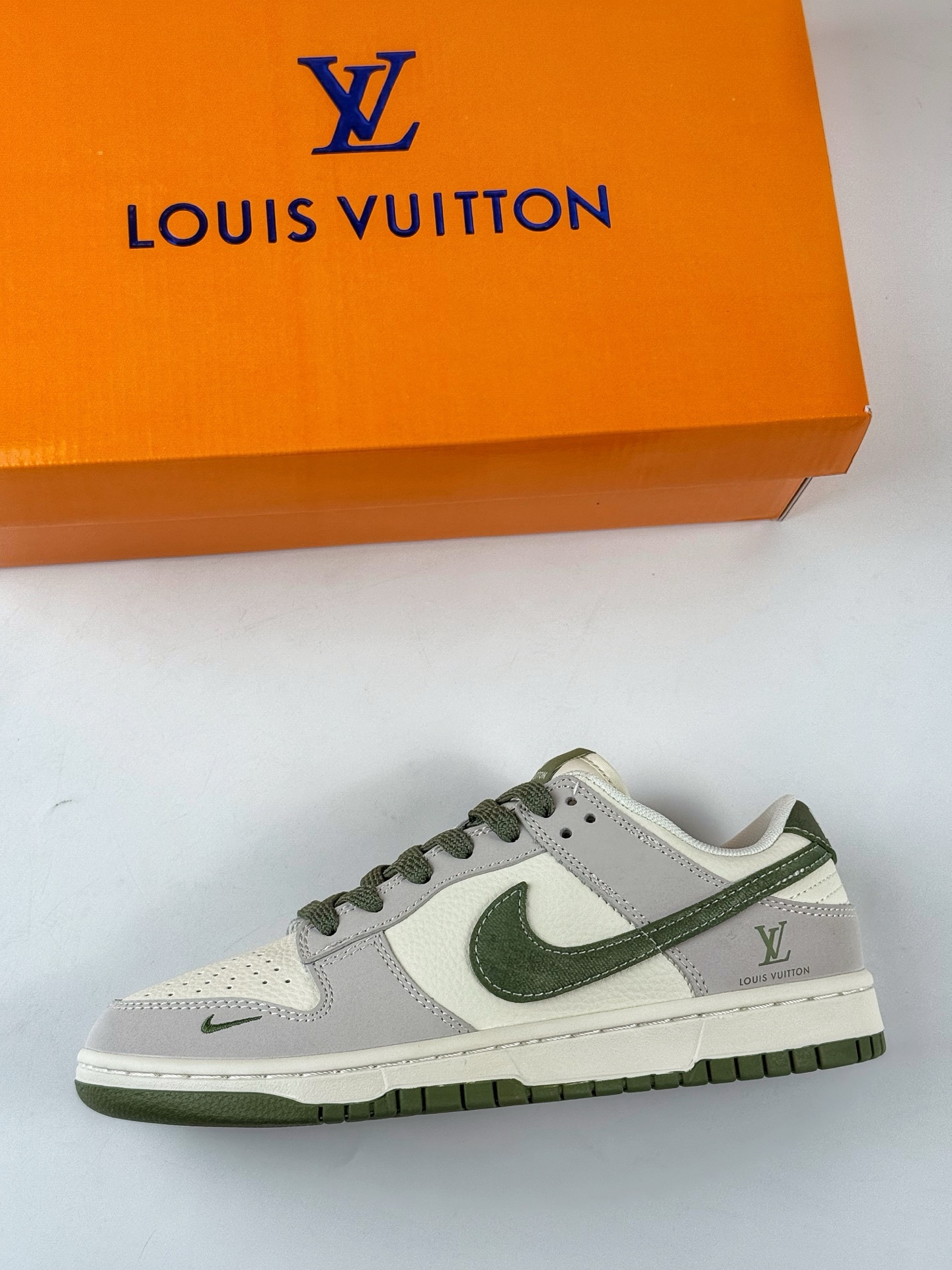 Nike SB Dunk Low x Louis Vuitton 灰白小勾 JP1628-031