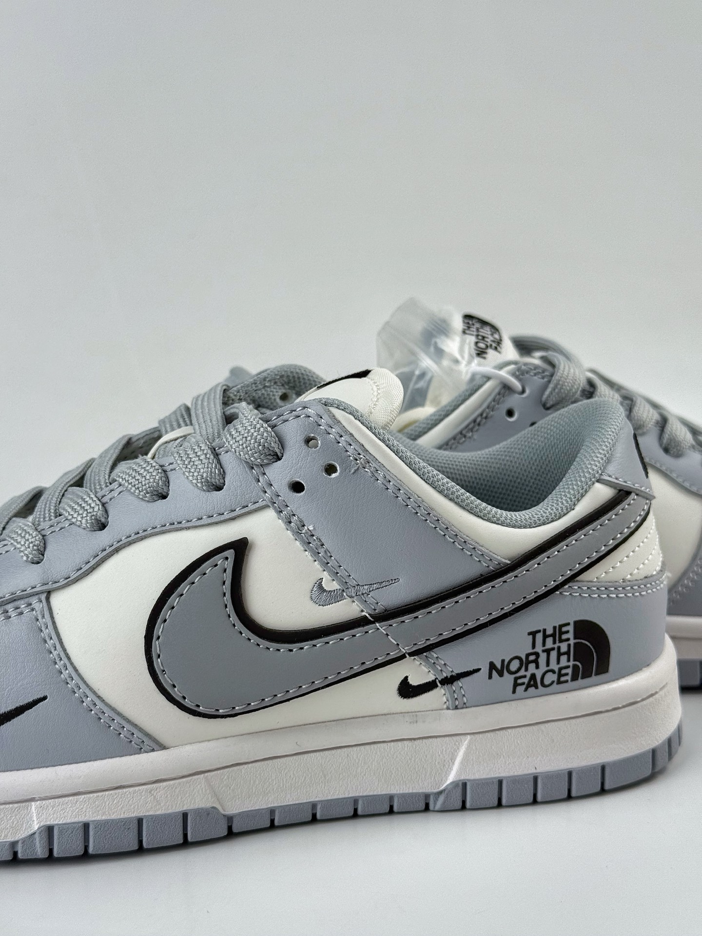 Nike SB Dunk Low x The North Face 灰白三小勾 CS1688-123