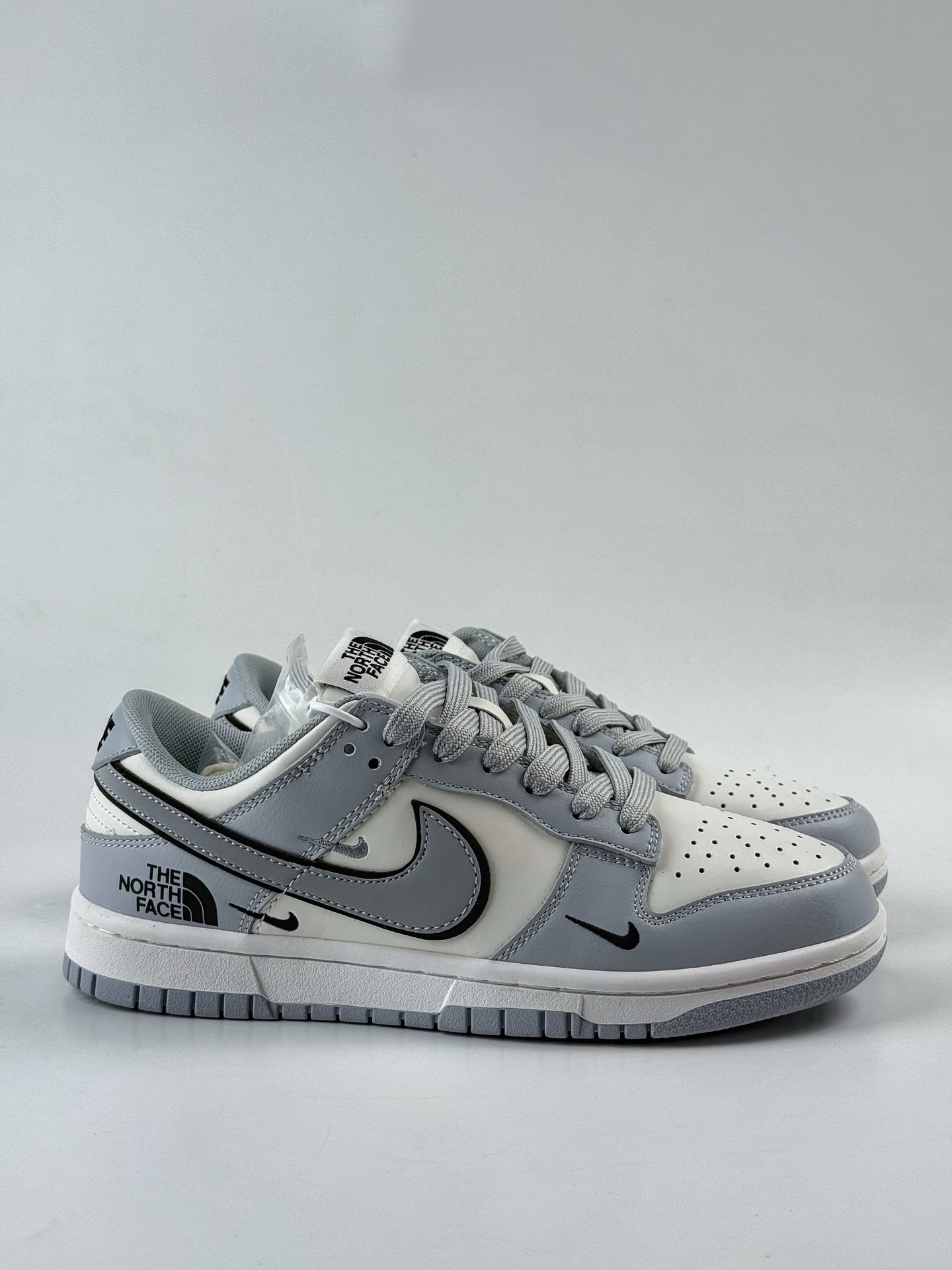 Nike SB Dunk Low x The North Face 灰白三小勾 CS1688-123