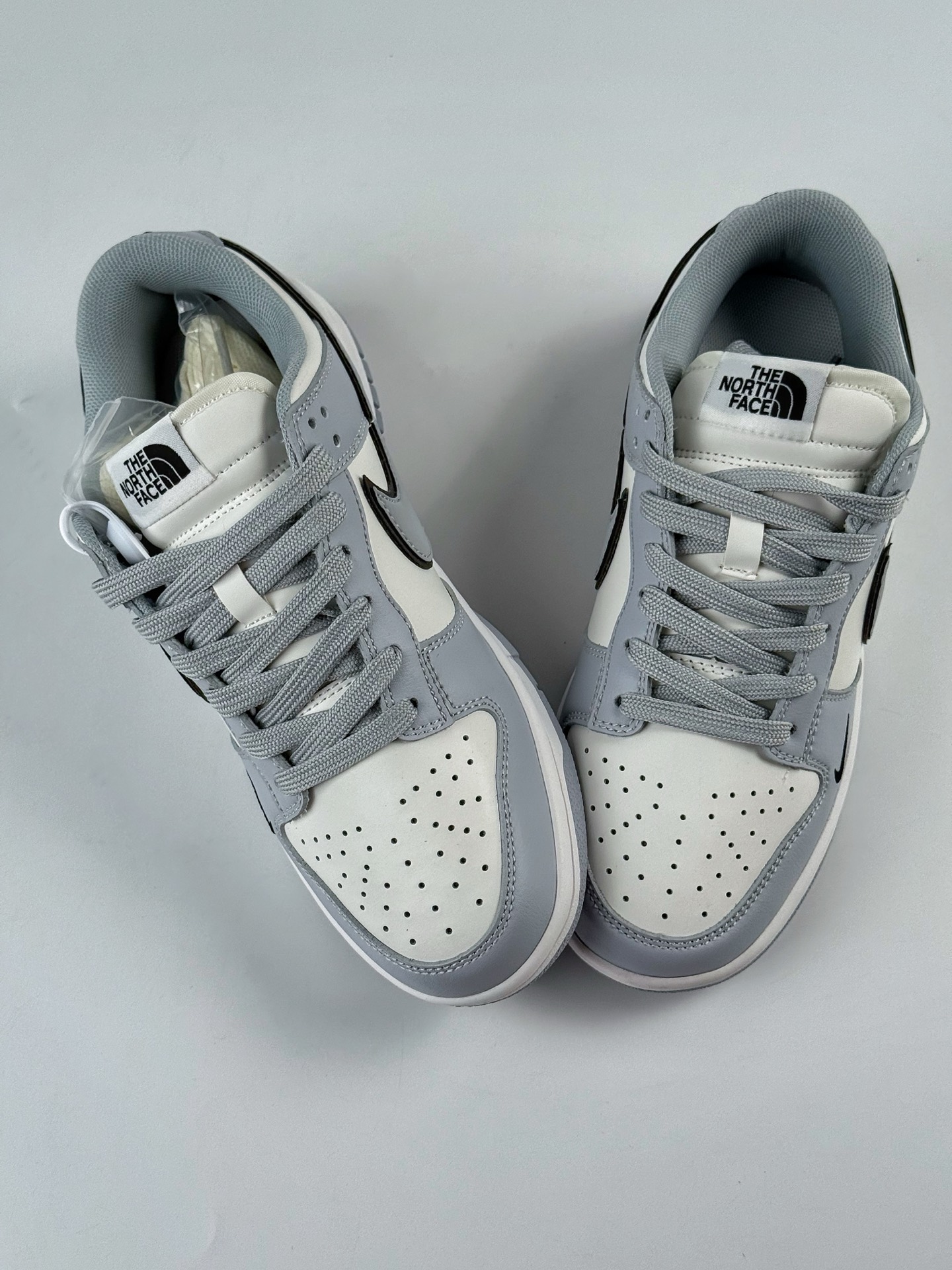 Nike SB Dunk Low x The North Face 灰白三小勾 CS1688-123