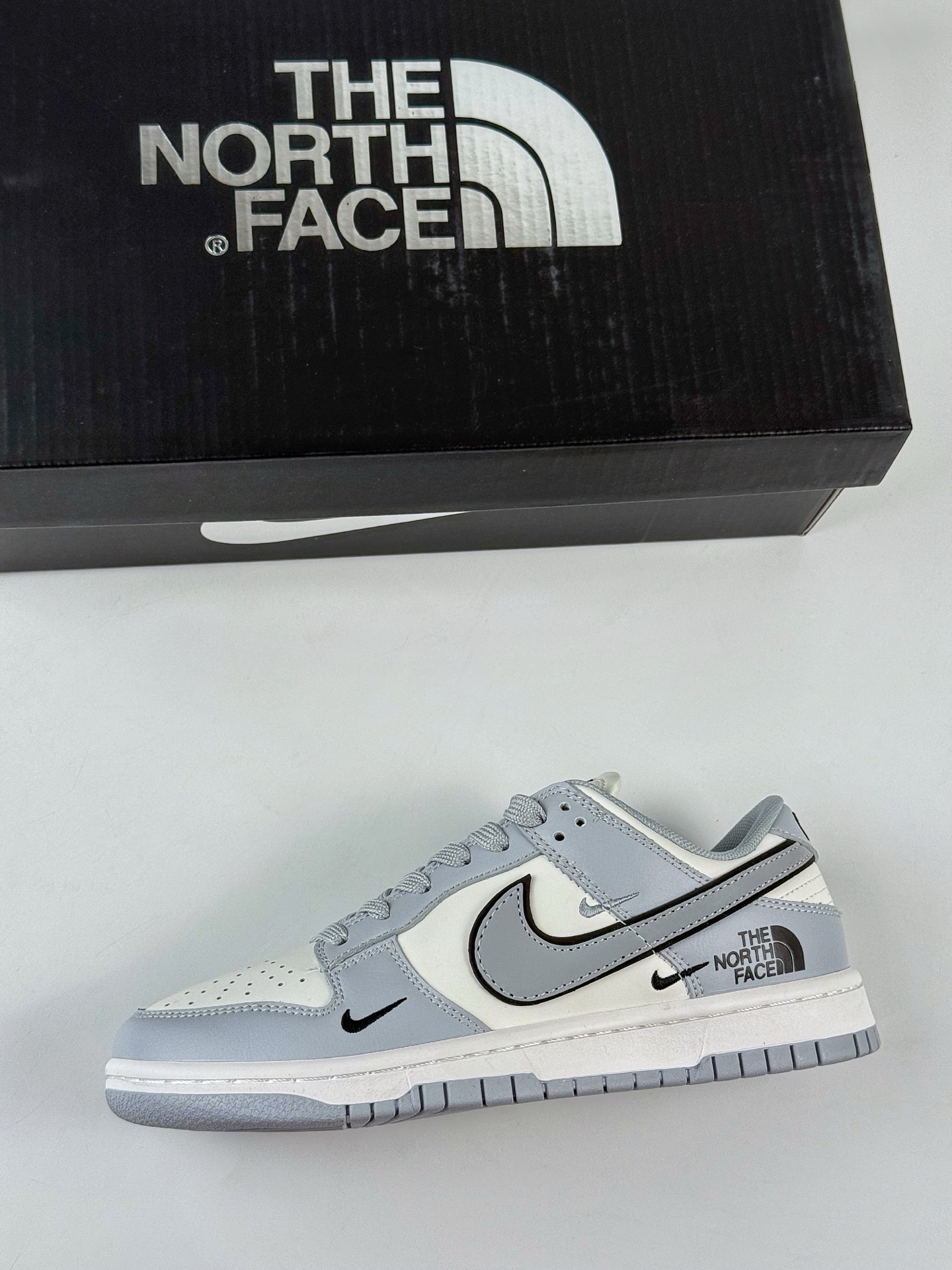 Nike SB Dunk Low x The North Face 灰白三小勾 CS1688-123