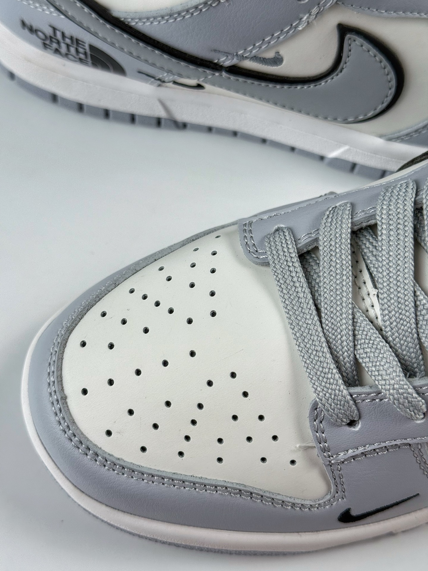 Nike SB Dunk Low x The North Face 灰白三小勾 CS1688-123
